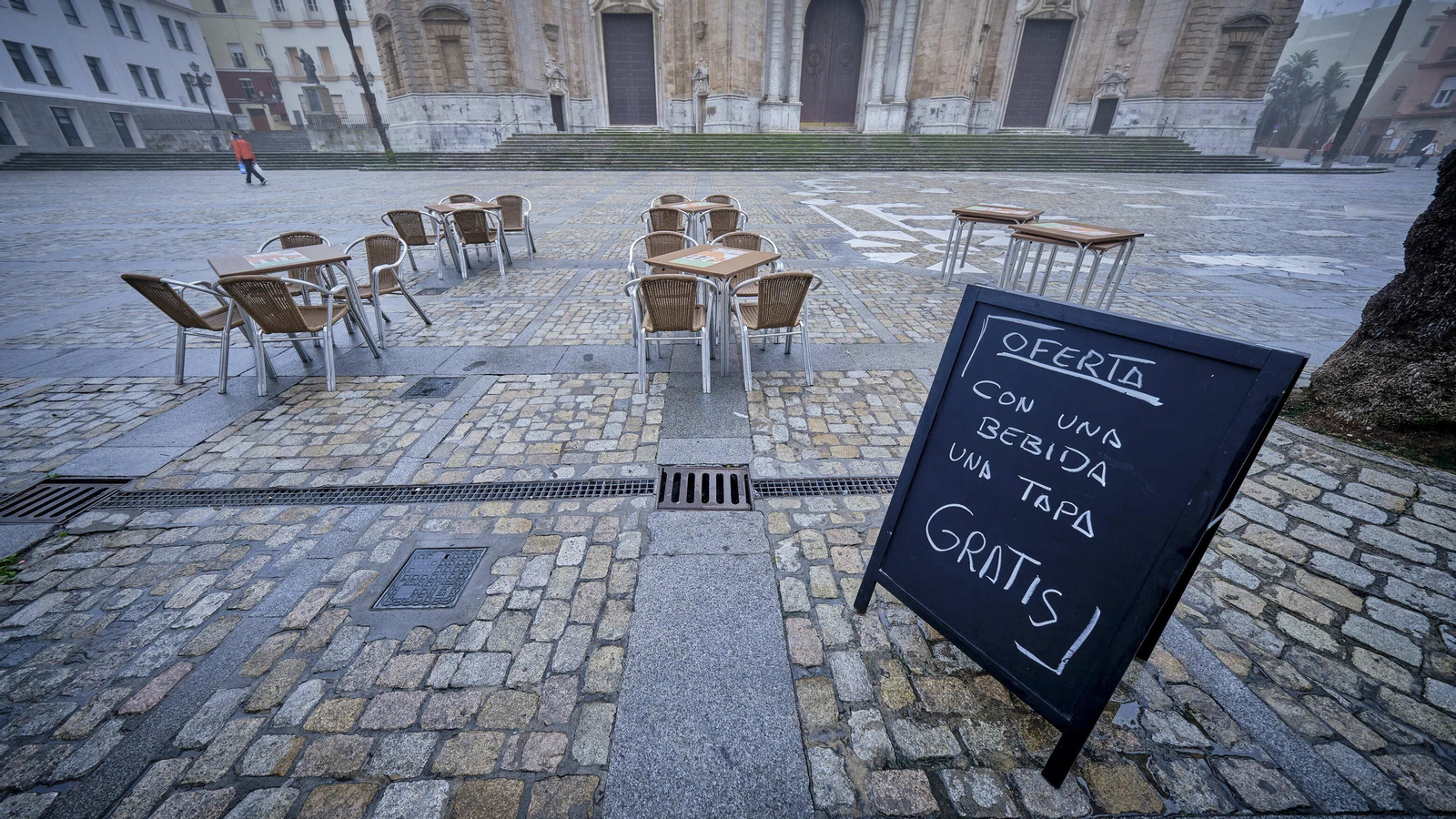 Cartelería con una oferta inédita en Cádiz en una terraza de la plaza de Las Catedral. cartelería con una oferta inédita en Cádiz en una terraza de la plaza de Las Catedral.