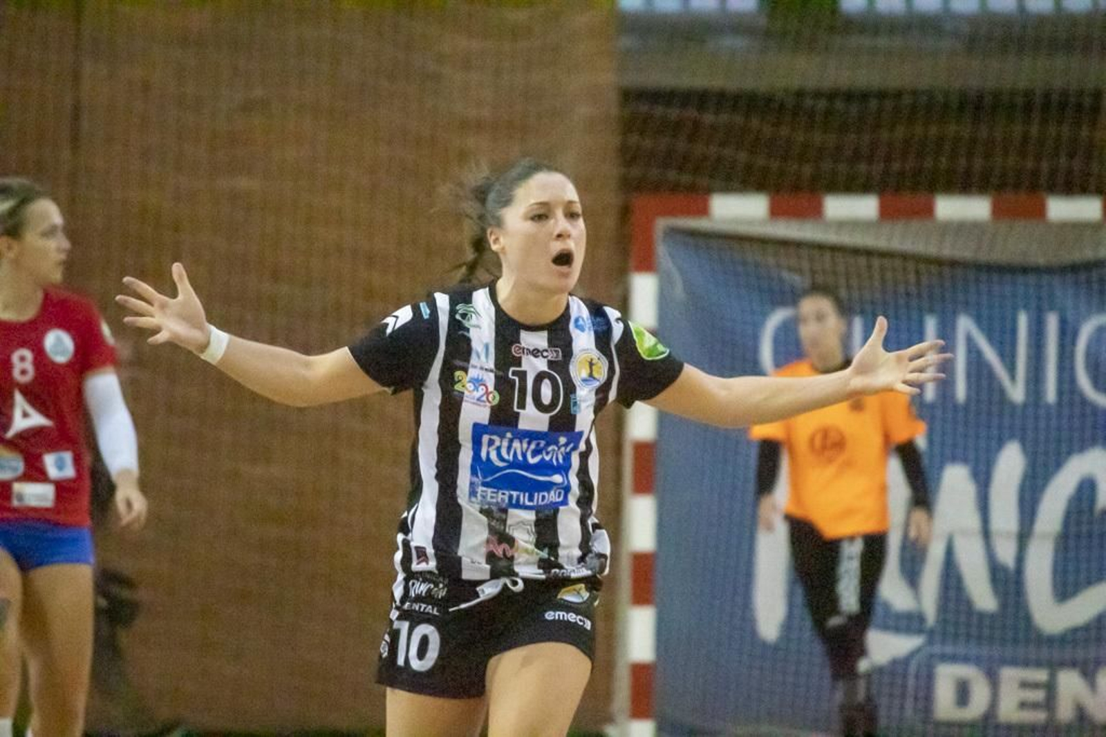 Sole López celebra un gol en Carranque.