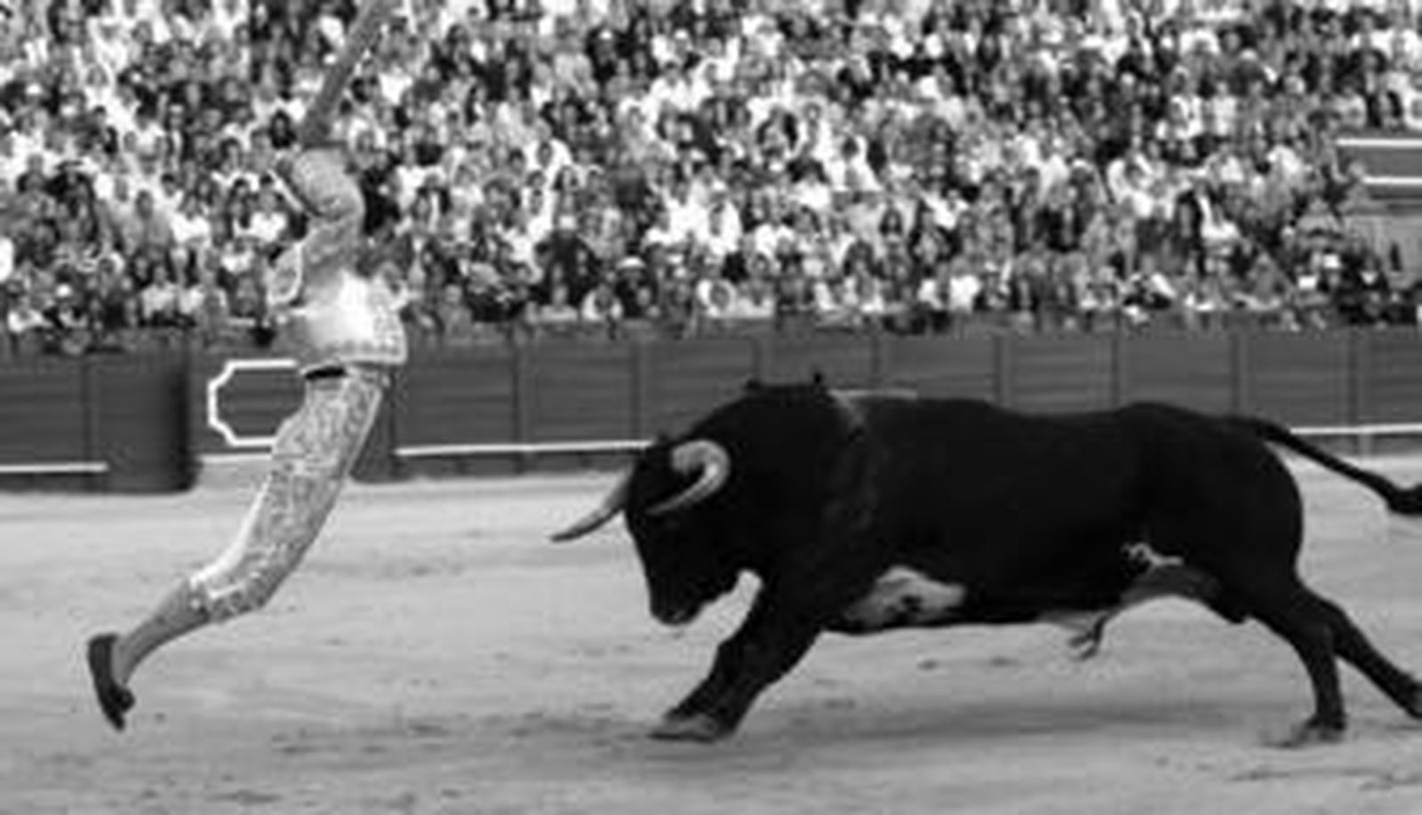 El Fandi banderillea un toro en la pasada Feria de Abril de Sevilla.