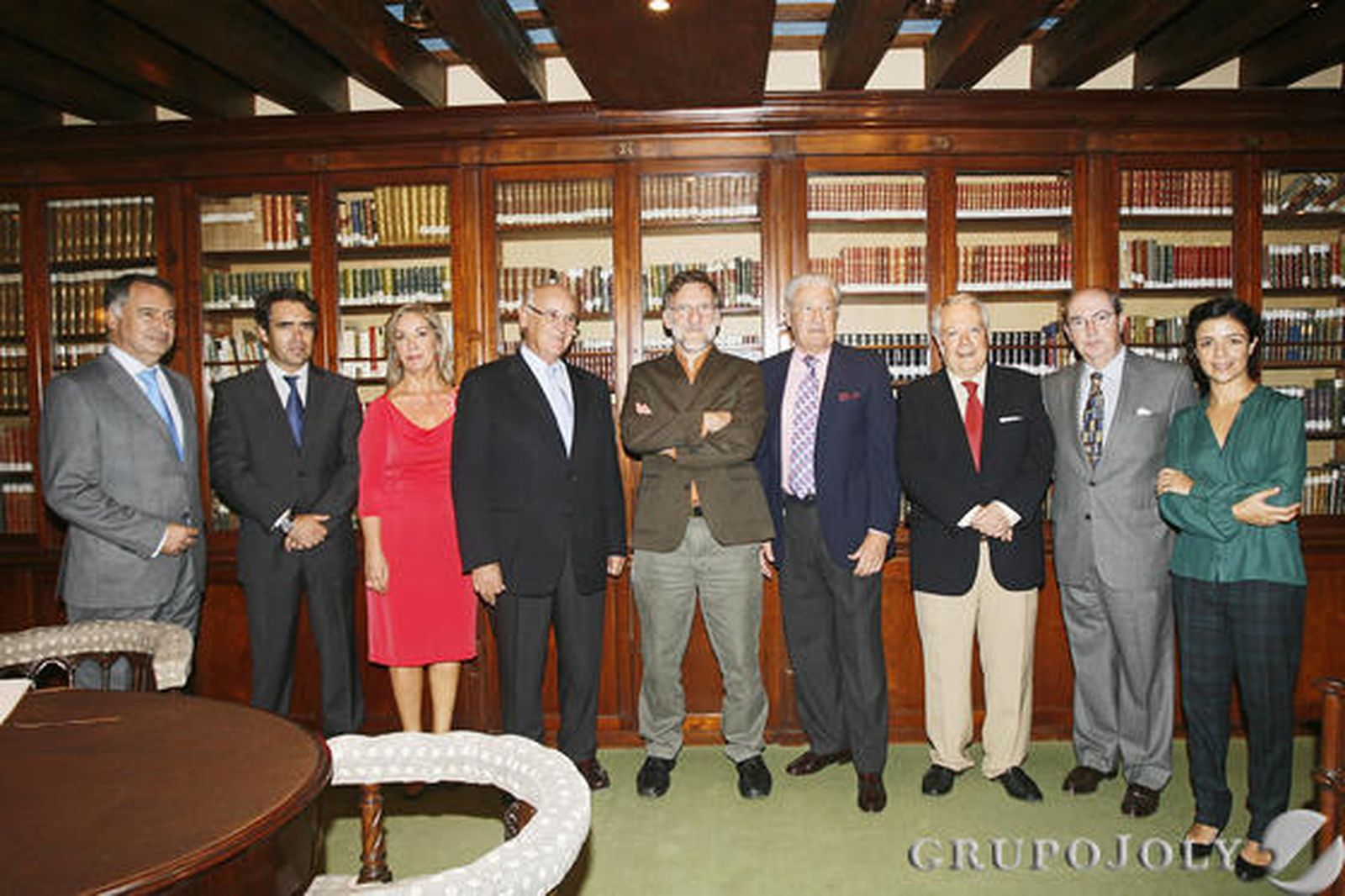 El presidente español de Médicos Sin Fronteras posa tras firmar en el libro de honor del Casino entre los  responsables de la organización del acto -Casino, Cajasol y Diario de Cádiz- en la biblioteca. 

Foto: Joaquin Pino