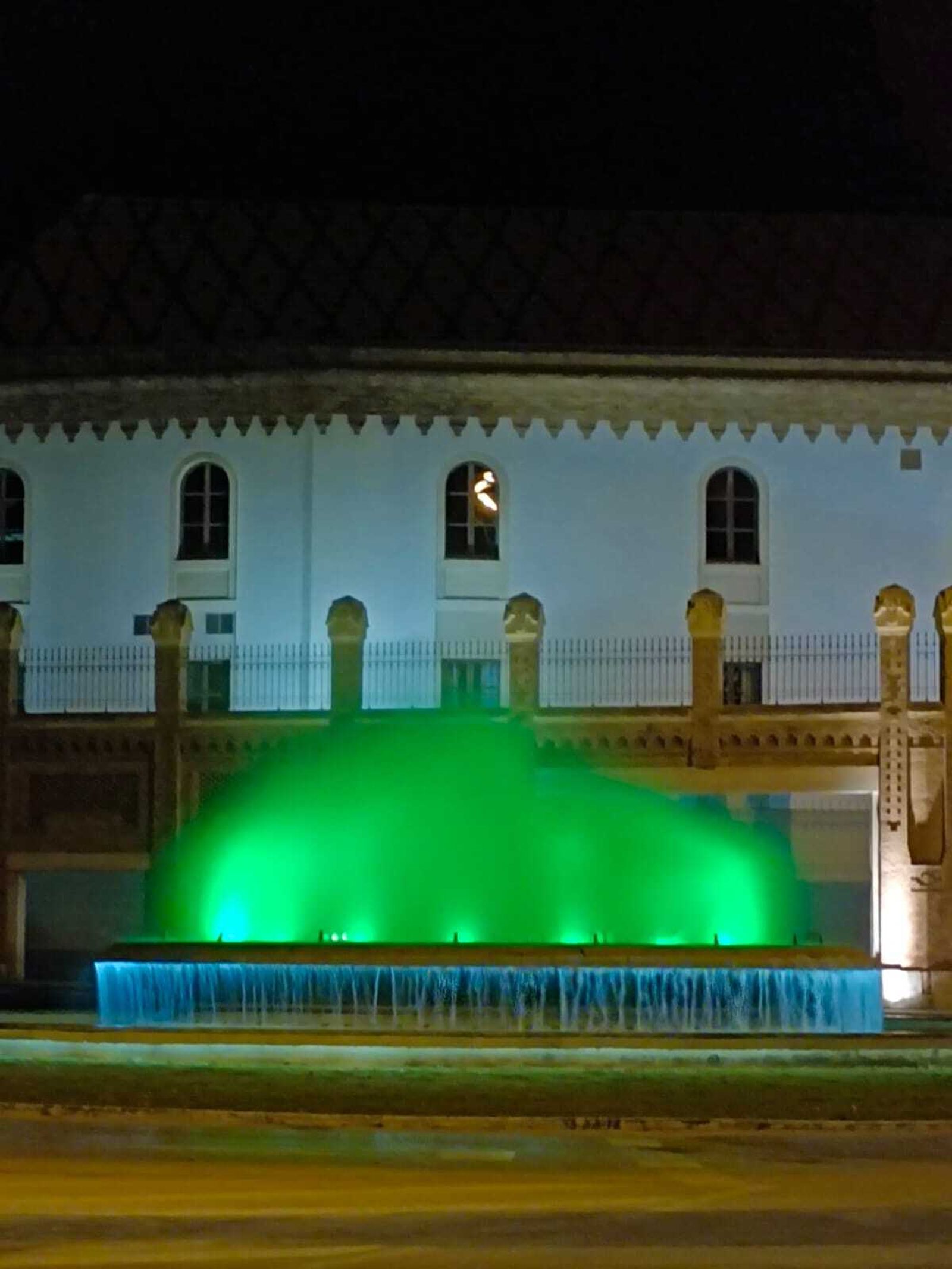 La fuente de la plaza de Sevilla lucía un color especial con motivo del Día Mundial de la Esclerosis Múltiple