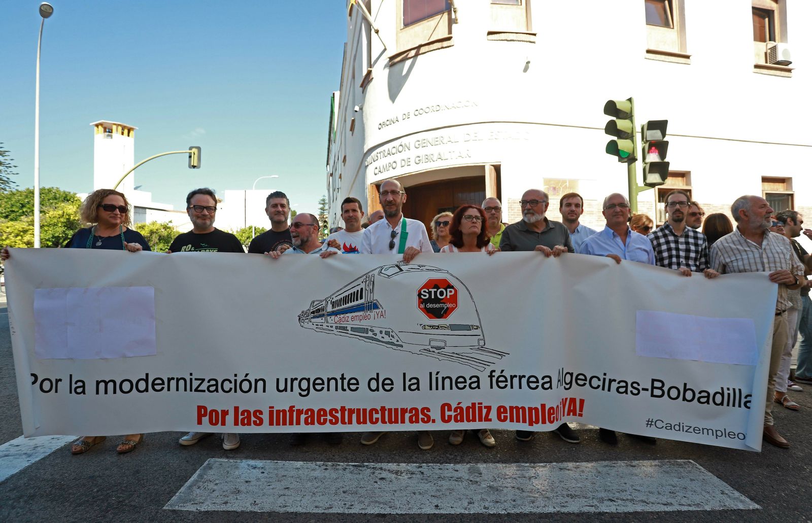 Concentración de la Plataforma por el Ferrocarril ante la AGE.