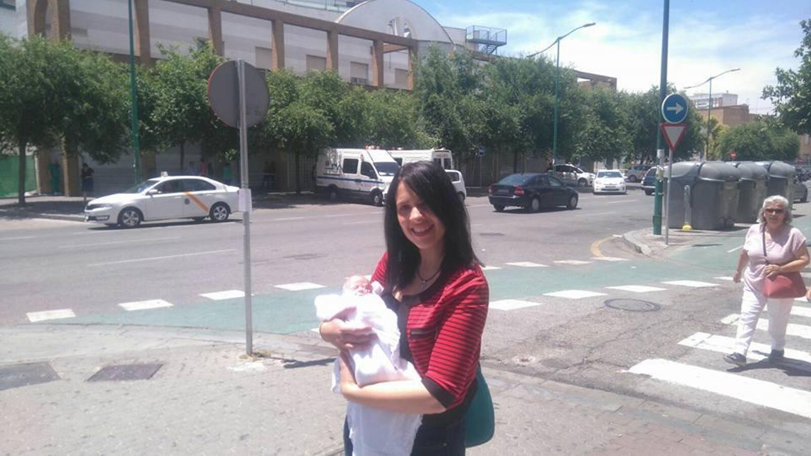 Lidia Ruiz y su pequeña Daniela cuando recibieron el alta del hospital.