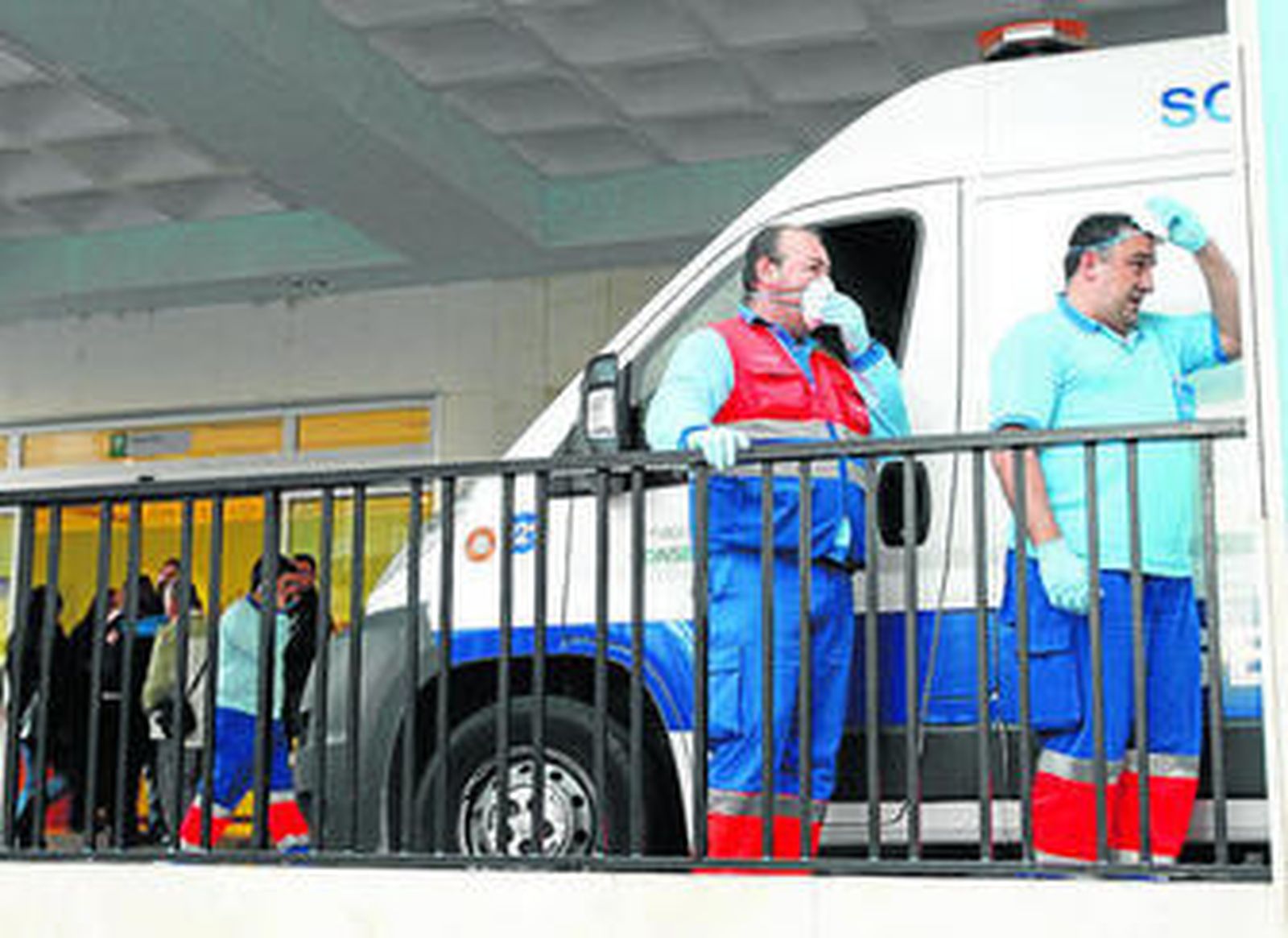 Personal de ambulancias, con mascarillas, ayer en uno de los accesos del hospital Puerta del Mar de Cádiz.