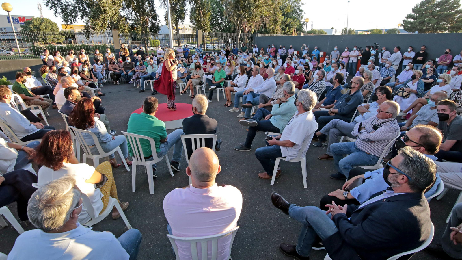 La alcaldesa y secretaria local del PSOE, Mamen Sánchez, durante un acto de apoyo a Ruiz Boix en septiembre del año pasado en Jerez.