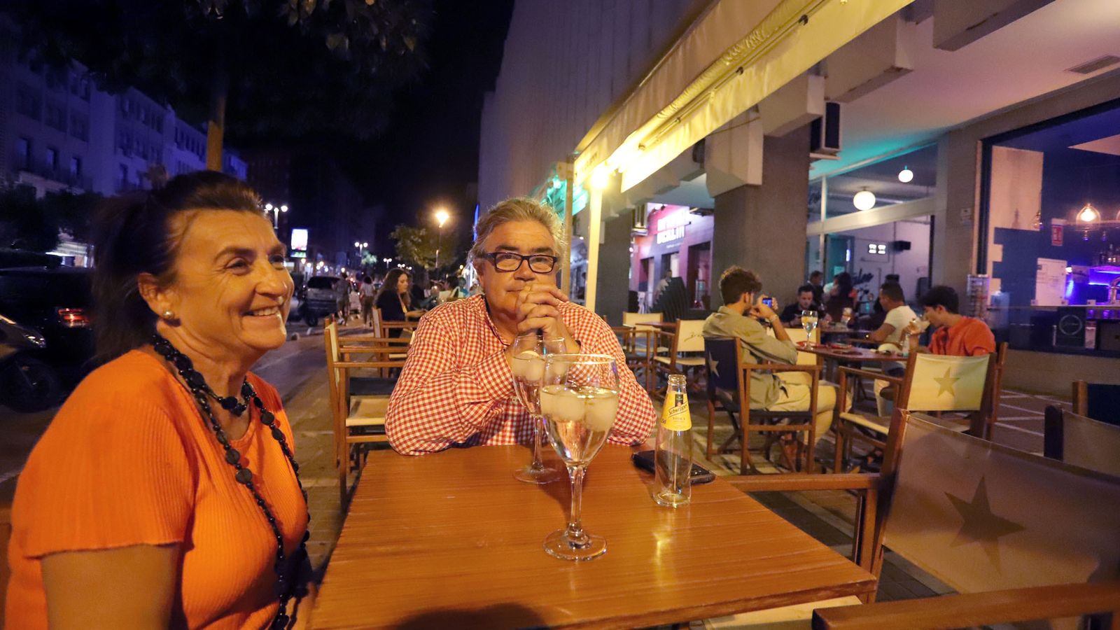 Carmen y José Manuel apuran la última copa de la noche en el estreno del nuevo horario.
