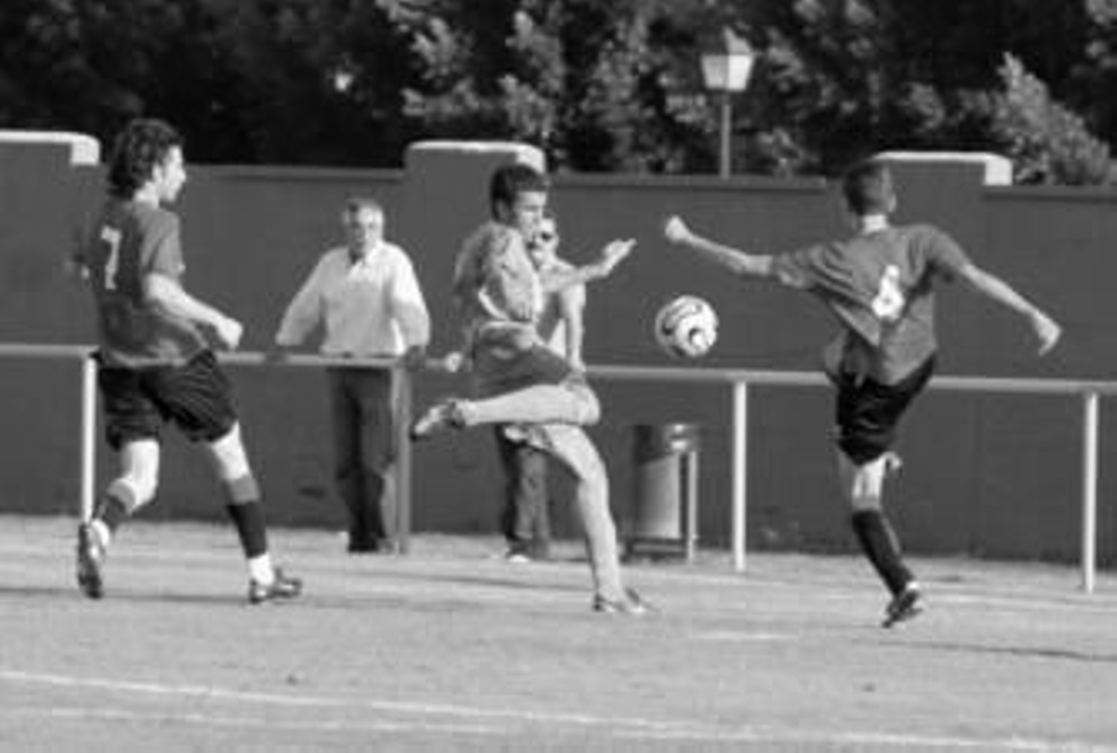 Pedro Carrión y el ayamontino Chuchú intentan golpear el esférico.