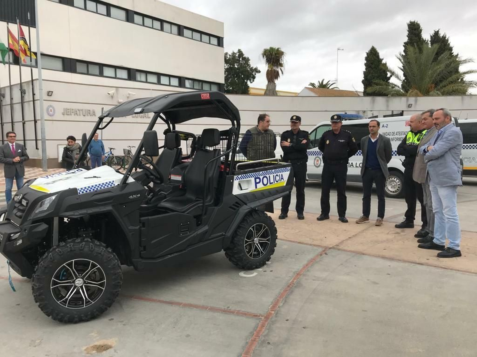 Presentación municipal del nuevo vehículo de la Policía Local junto a la Jefatura.