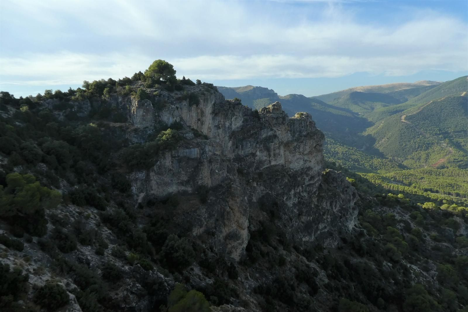 Para el mes de febrero se ha programado una ruta senderista por el Valle del Valdearazo.