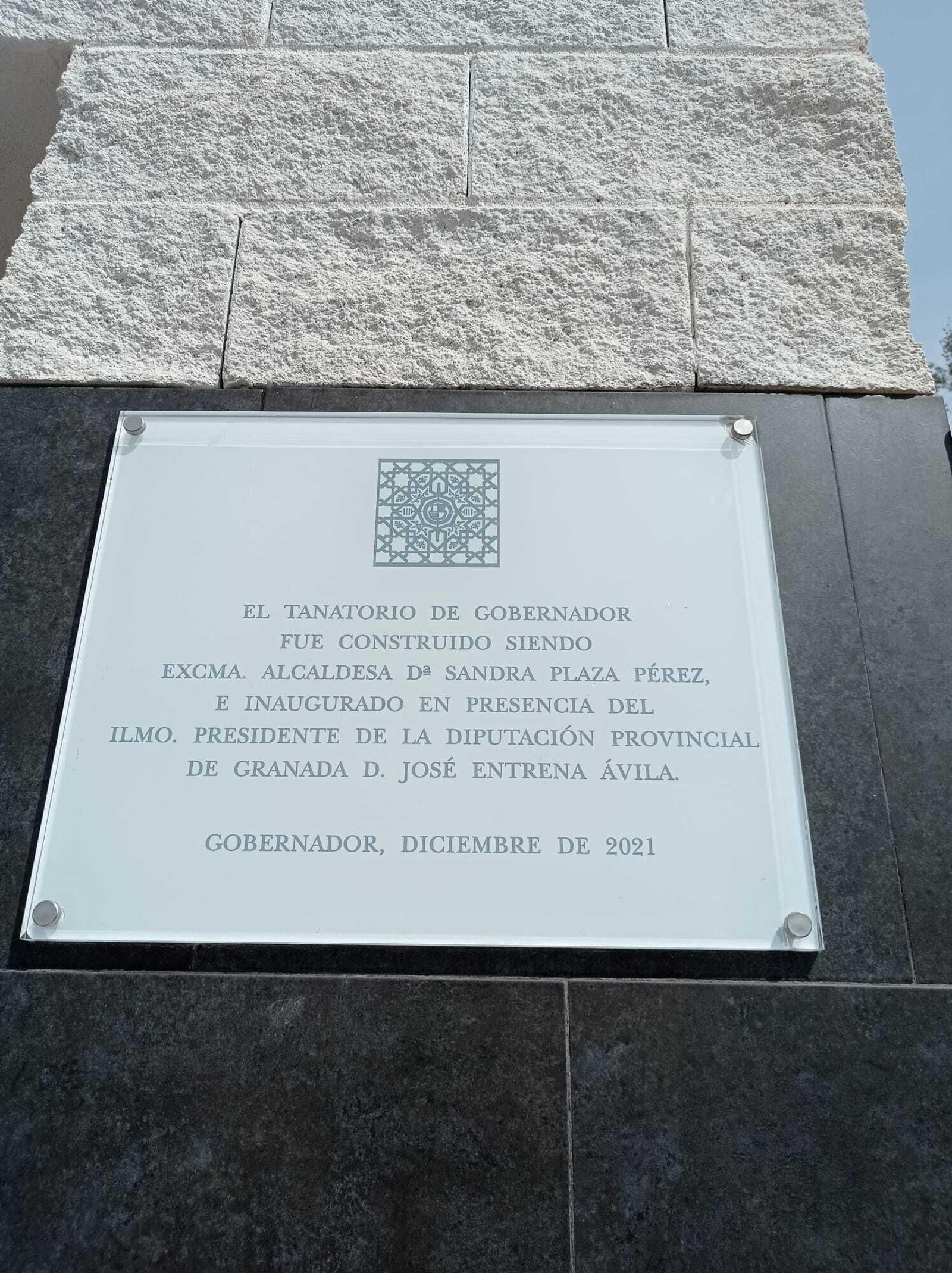 Placa de la construcción del tanatorio de Gobernador.
