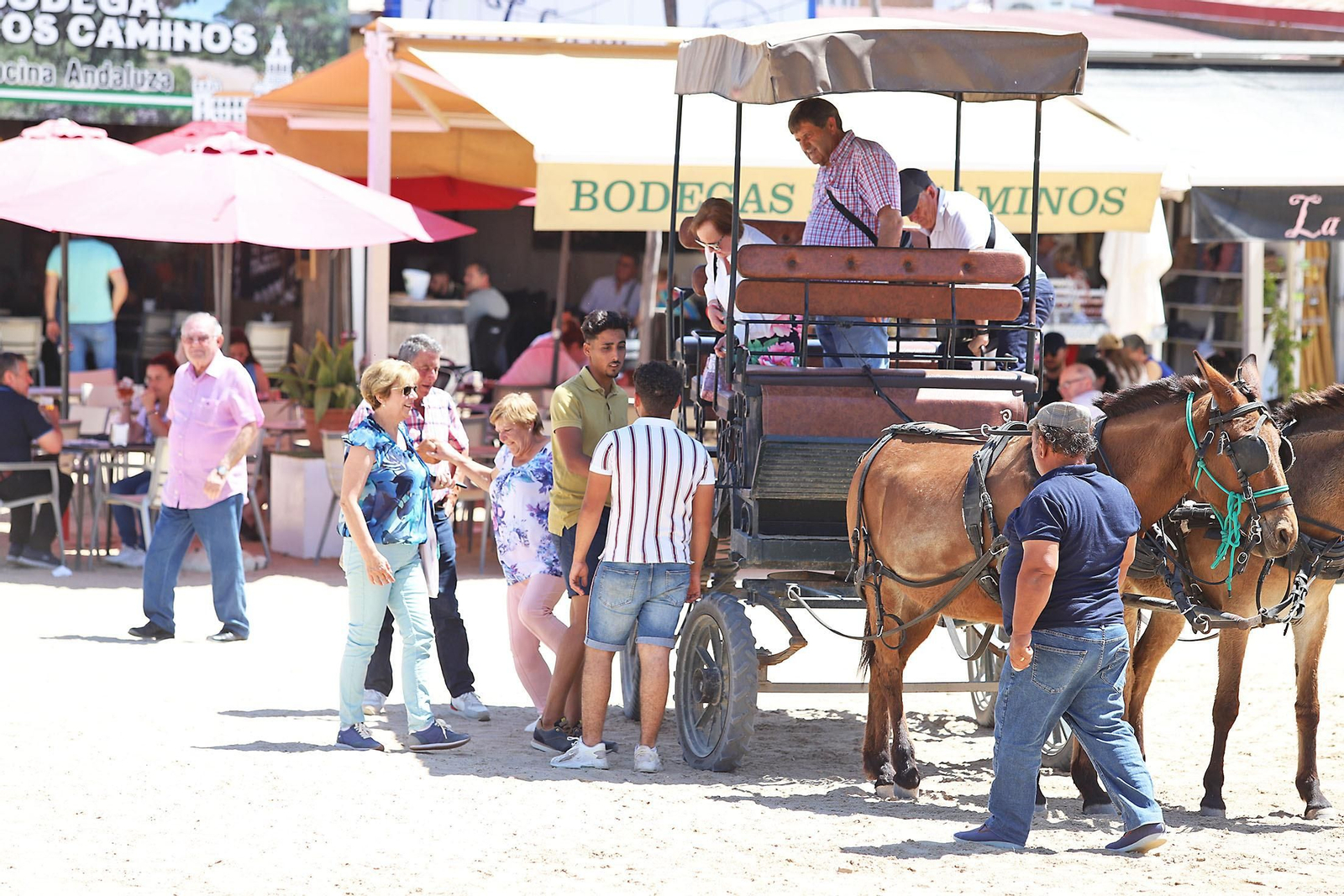 Ambiente en la aldea del Rocío en la mañana de domingo