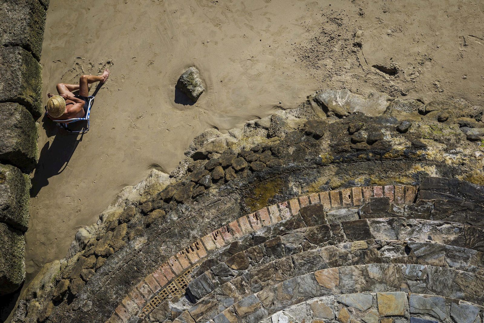 Una tarde de playa junto a los bloques prohibidos de la playa de Santa María del Mar de Cádiz