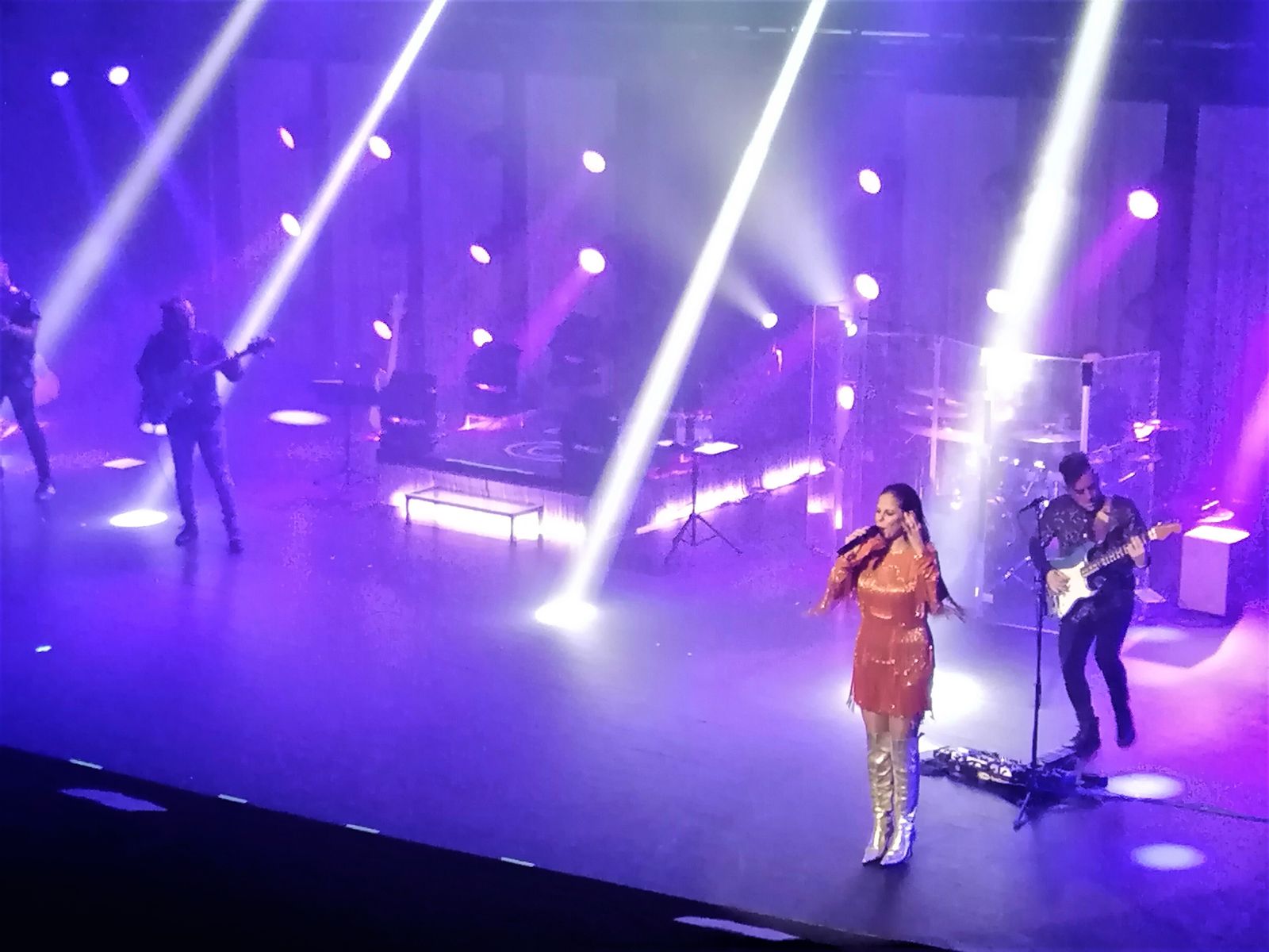 Pastora Soler durante el concierto ofrecido el sábado en el Teatro Auditorio de Roquetas de Mar.