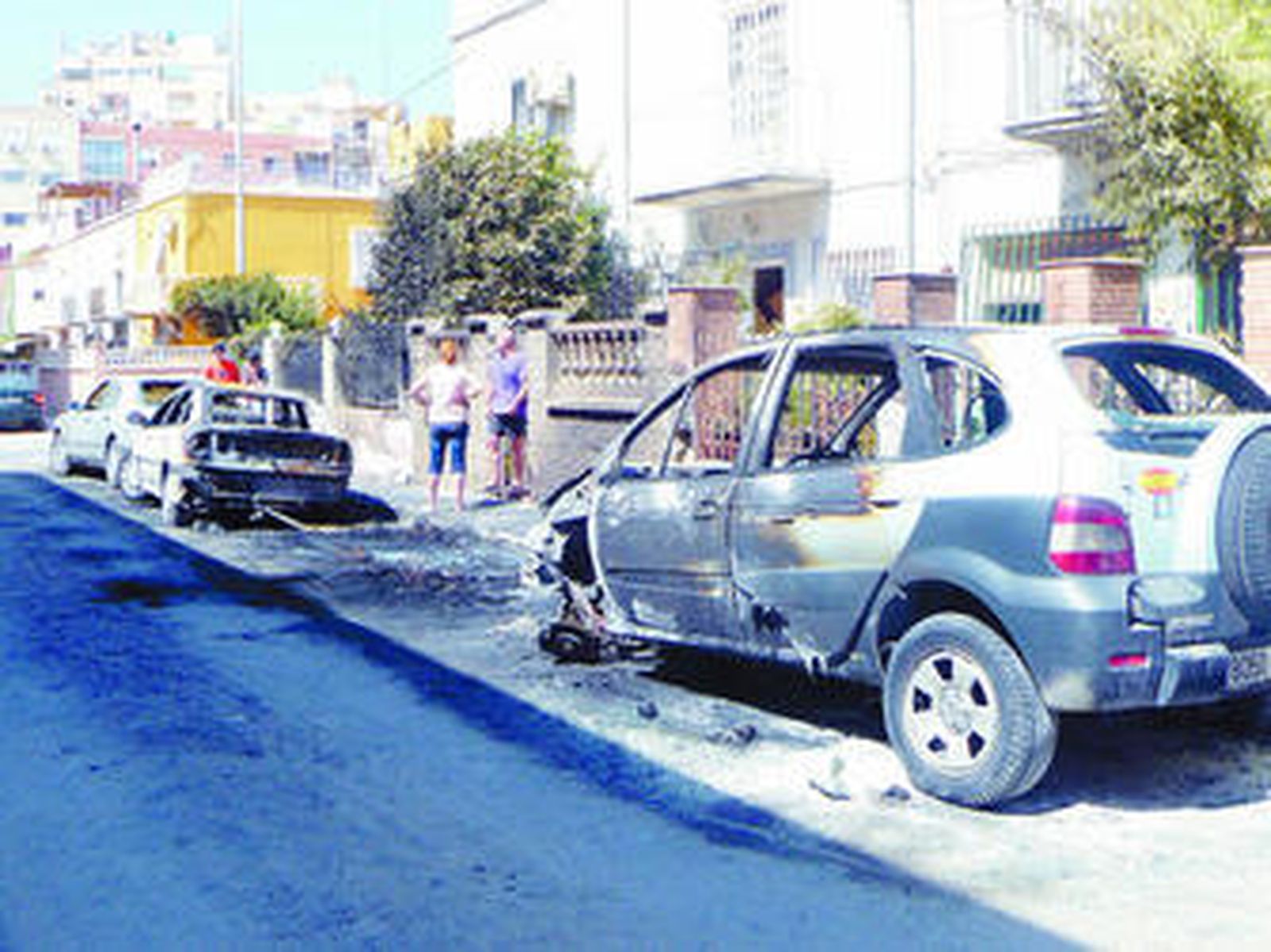 La calle Bilbao presentaba este aspecto después del incendio de varios coches en la madrugada.