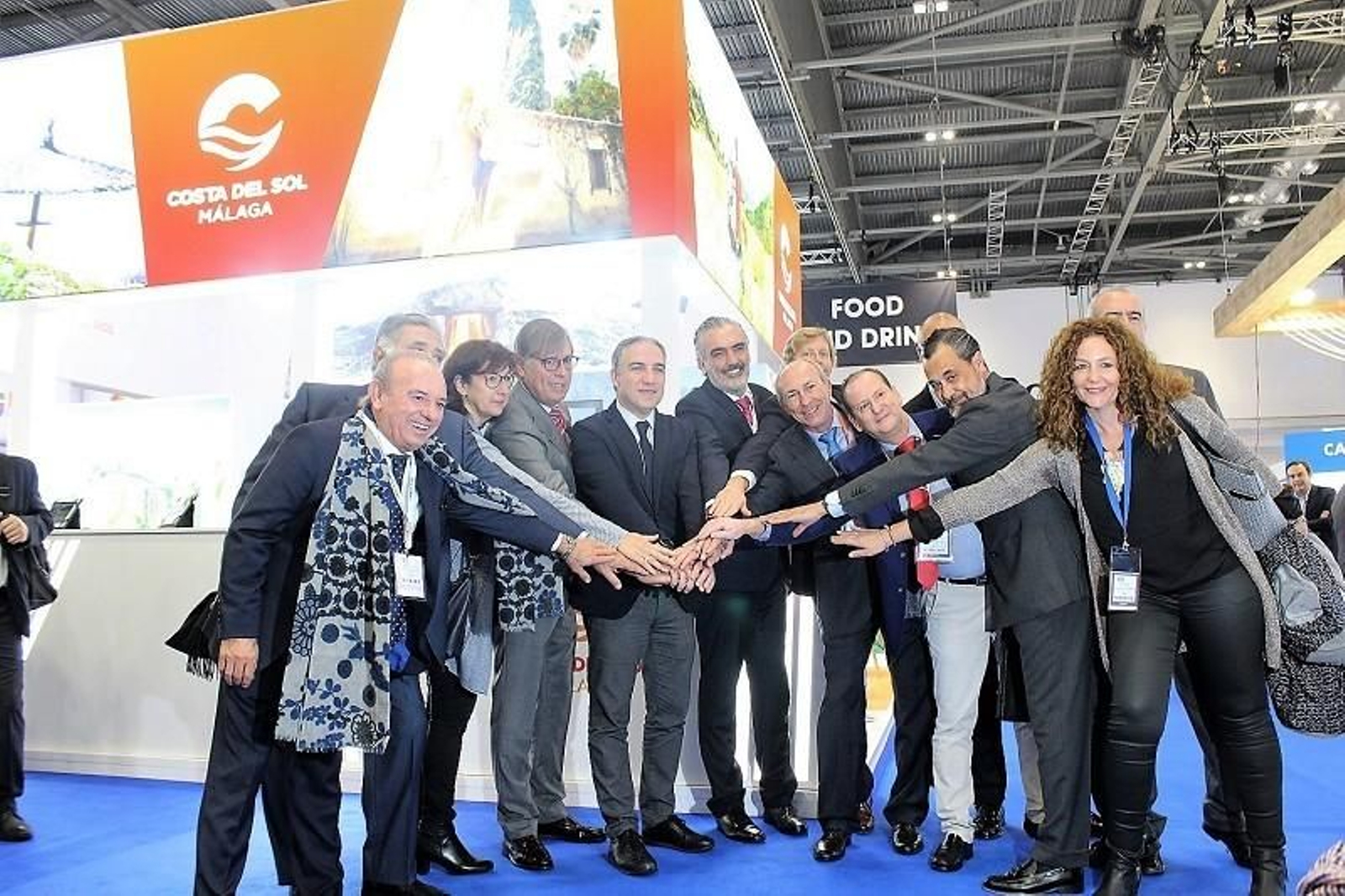 El presidente de Turismo Costa del Sol, Elías Bendodo, junto a alcaldes y empresarios, ayer en la inauguración de la WTM 2018.