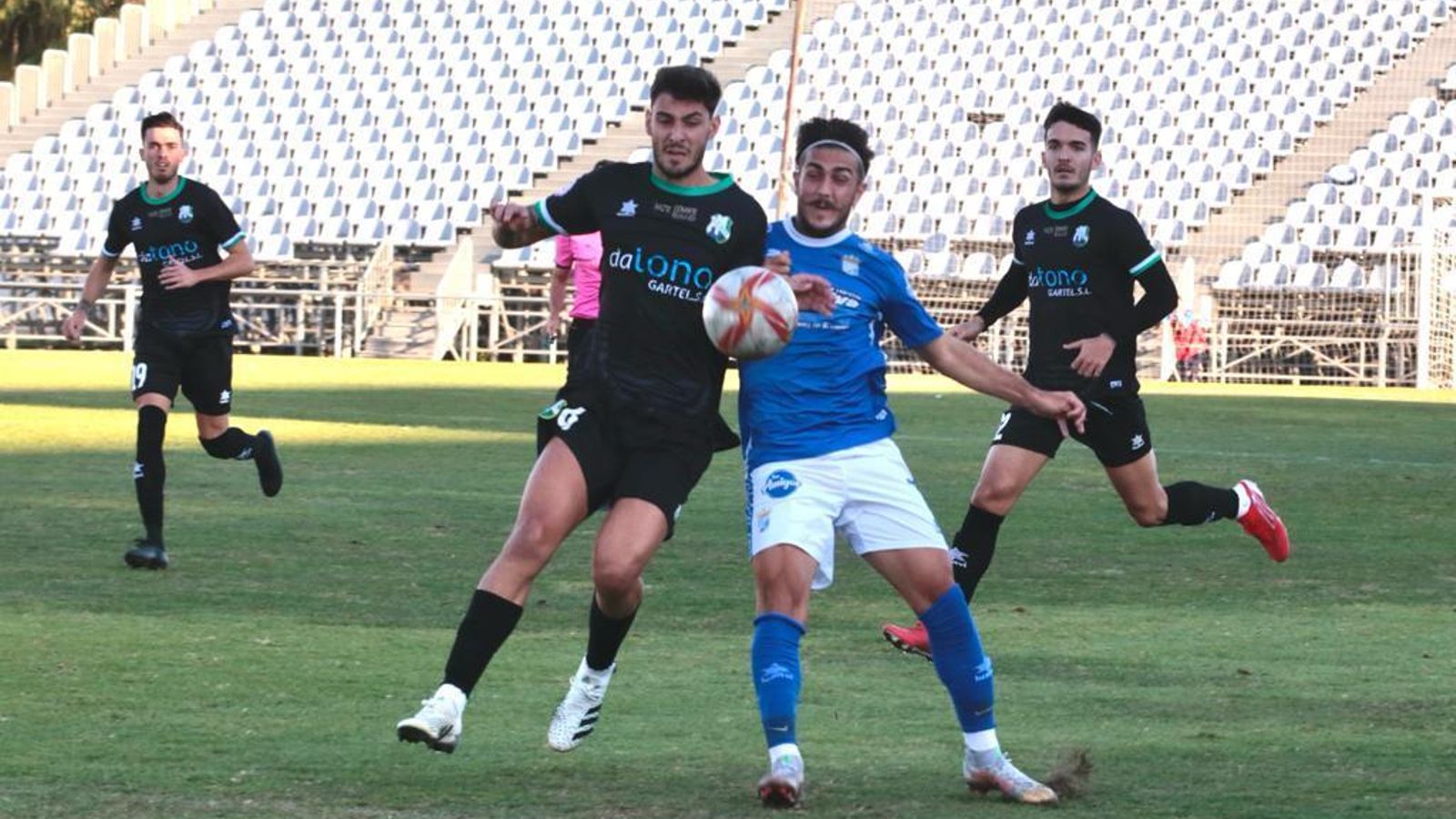 Joselillo pugna con Maqueda en un lance del partido.