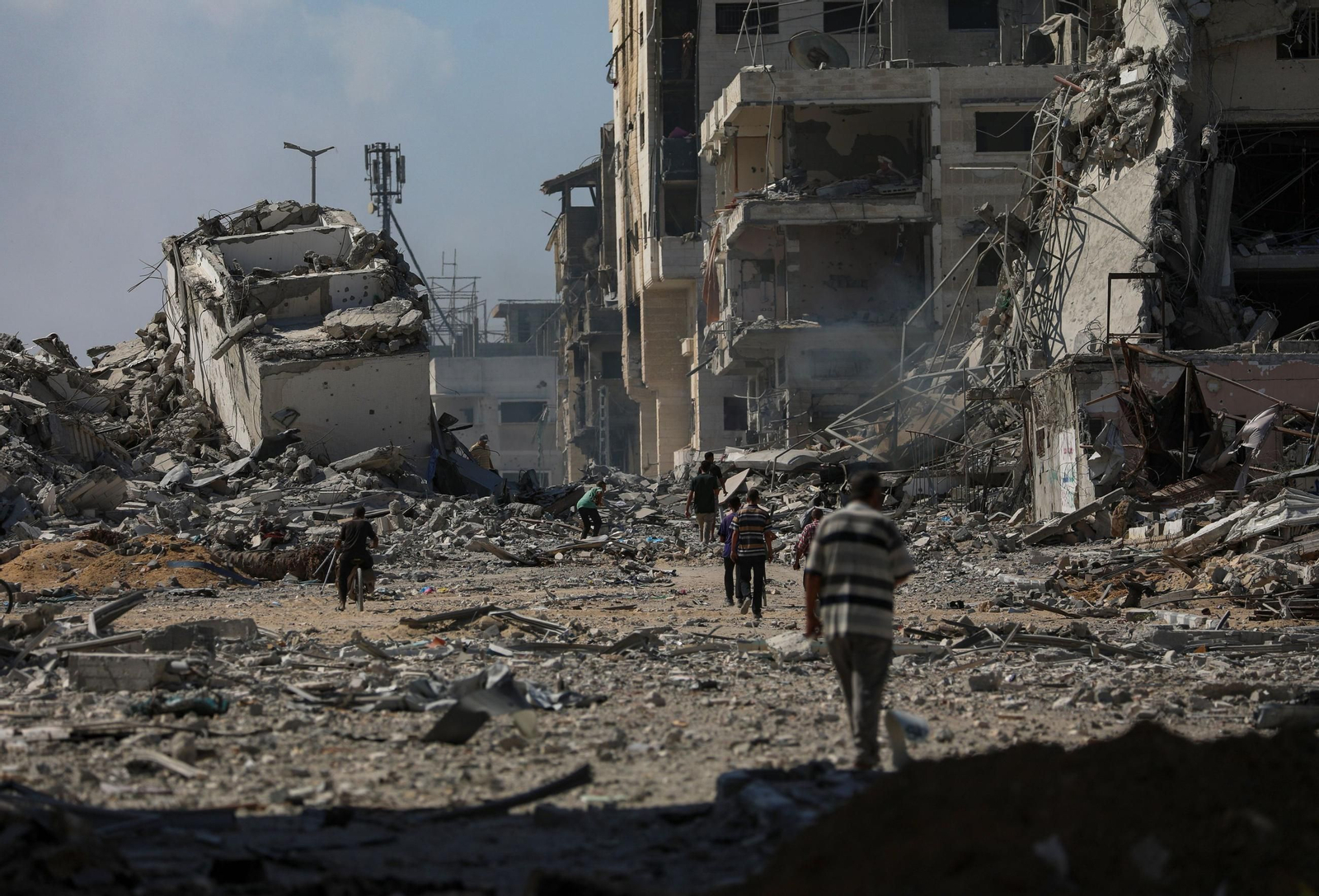 Las imágenes de Gaza tras el alto el fuego: los gazatíes andan entre las ruina de sus ciudades