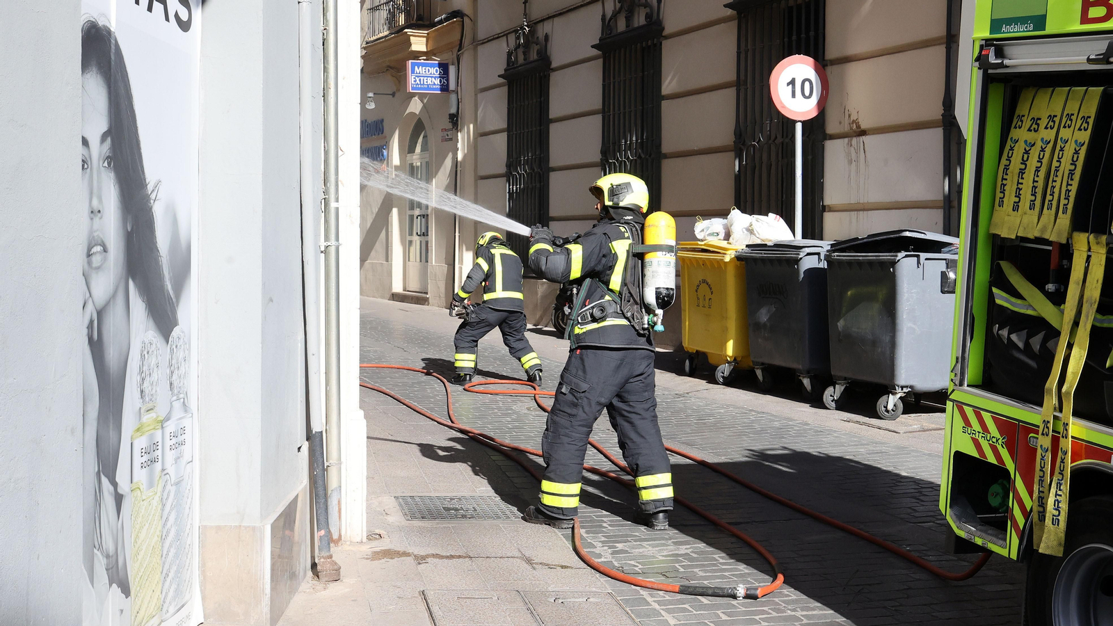 Los bomberos de Jerez intervienen en un incendio de un inmueble en calle Bizcocheros