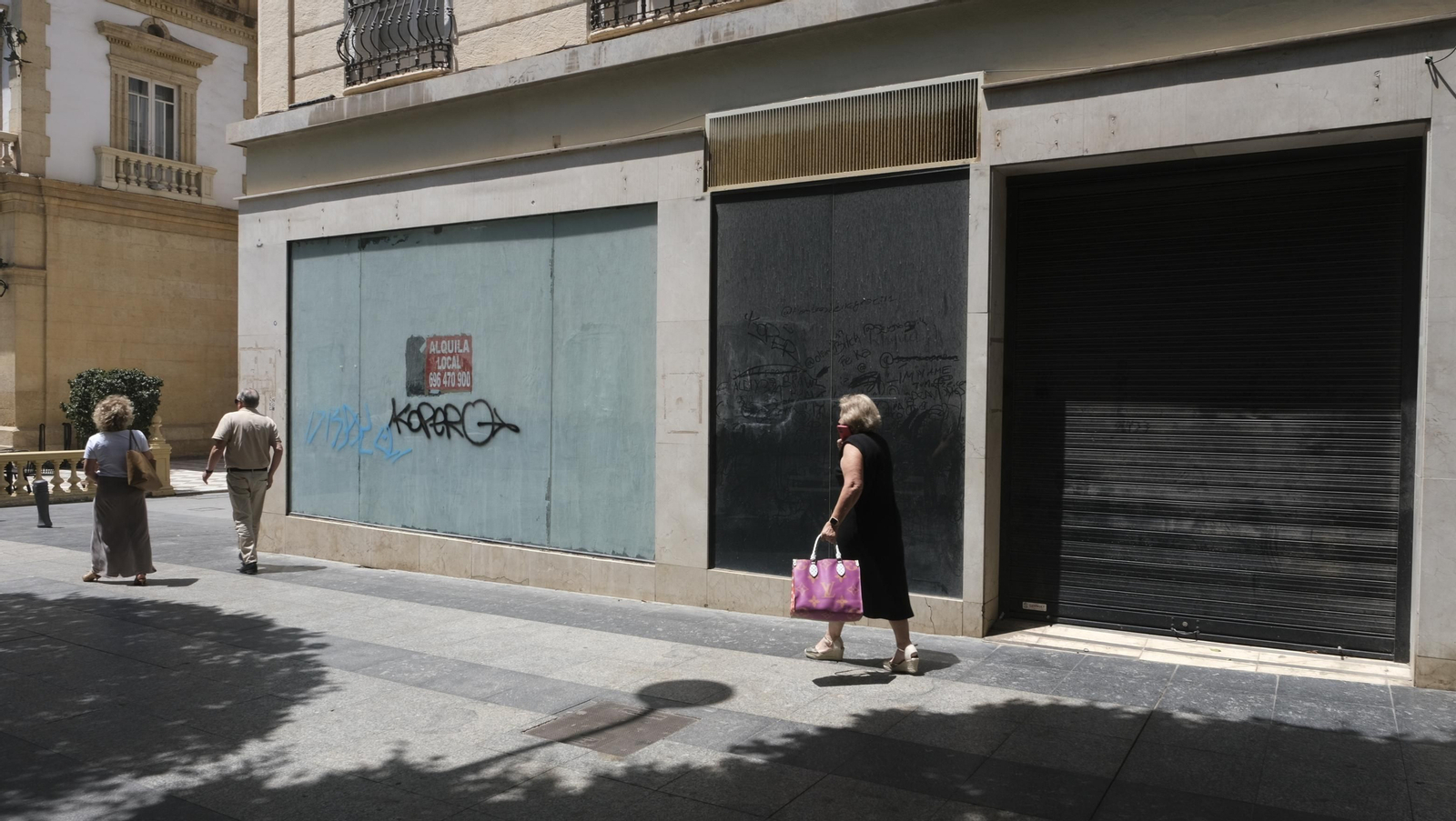 Imágenes de los locales desiertos del Paseo de Almería