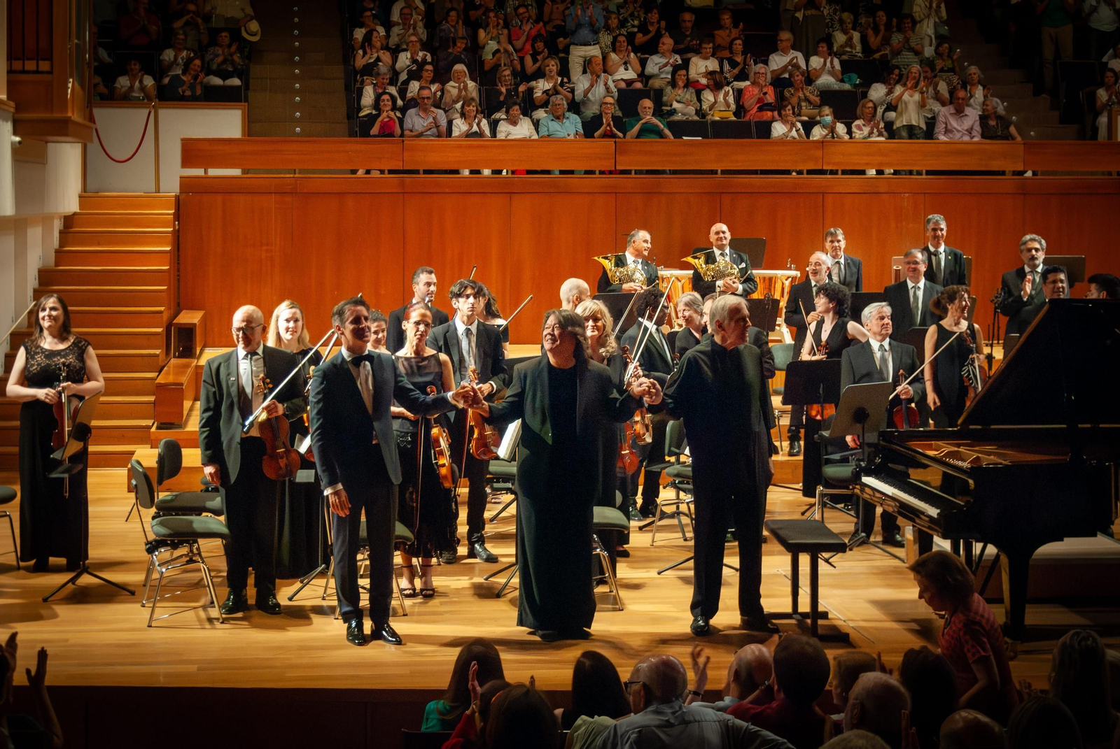 Macías, Zacharias y Swensen saludan al público este pasado 31 de mayo en el Manuel de Falla.
