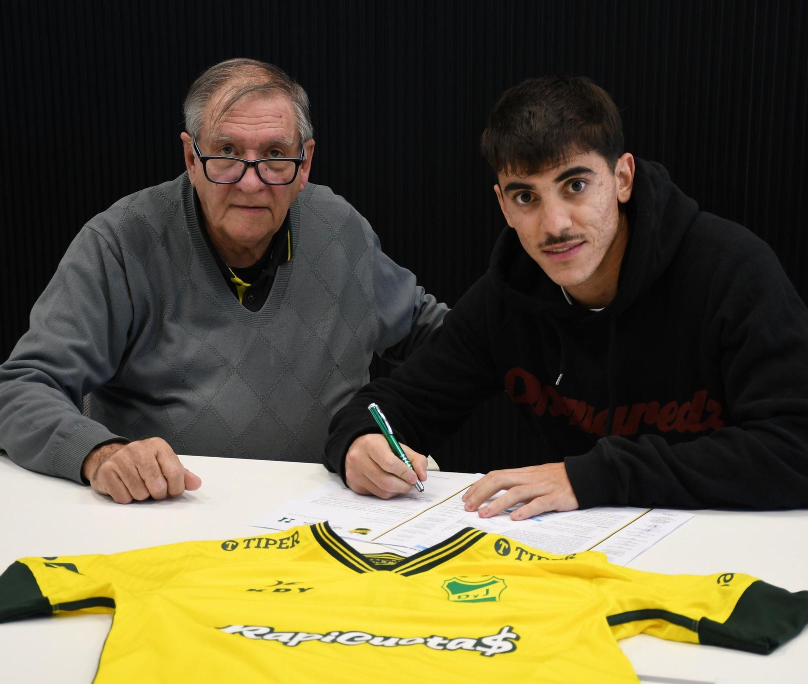 El uruguayo Juan Manuel Gutierrez firmando su contrato con Defensa y Justicia en las oficinas del conjunto argentino.