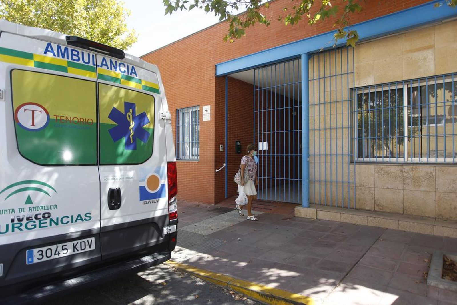 Una ambulancia en la puerta del centro para discapacitados Mater et Magistra en Mairena del Aljarafe.