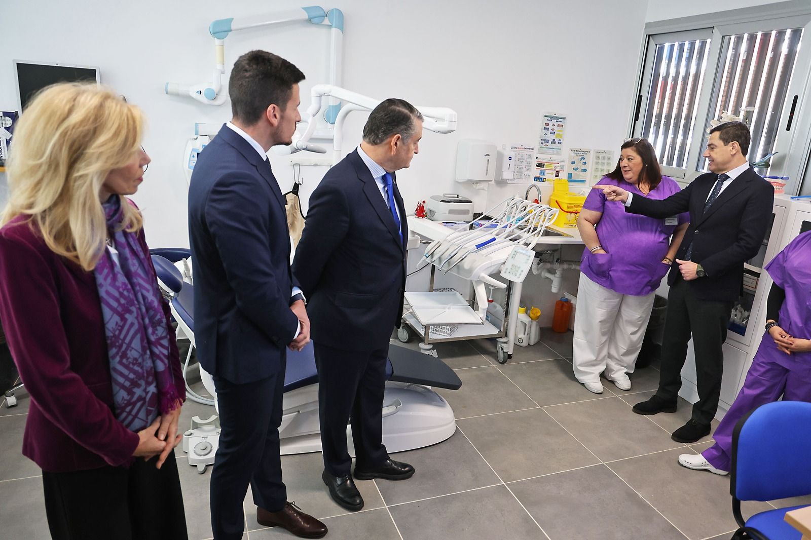 Juanma Moreno, Antonio Sanz, Adrián Cano y María José Rico en el gabinete de Odontología del consultorio de Corrales.