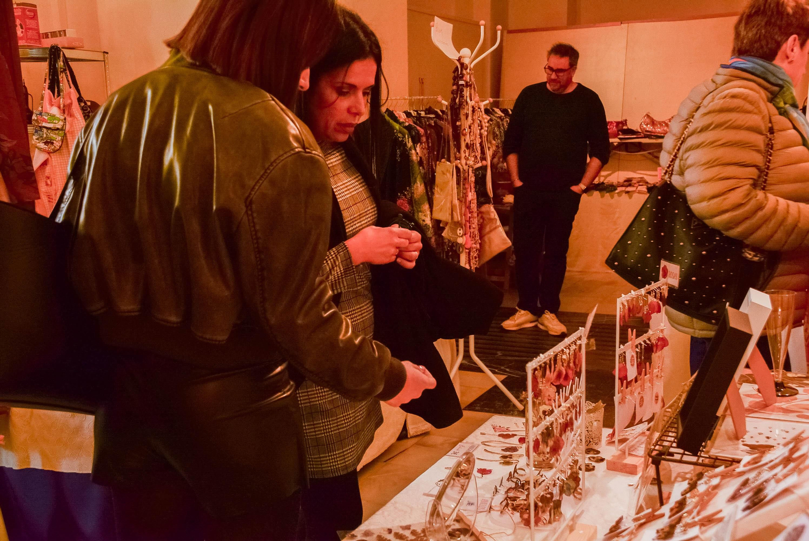 Las mejores imágenes del mercadillo solidario de la Asociación San Rafael Alzheimer de Córdoba Las mejores imágenes del mercadillo solidario de la Asociación San Rafael Alzheimer de Córdoba