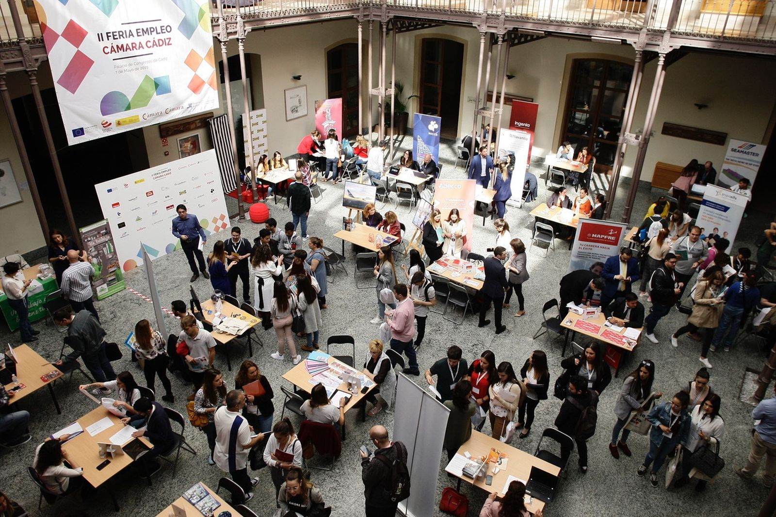 Jóvenes desempleados acuden a la II Feria Empleo Cámara de Cádiz.