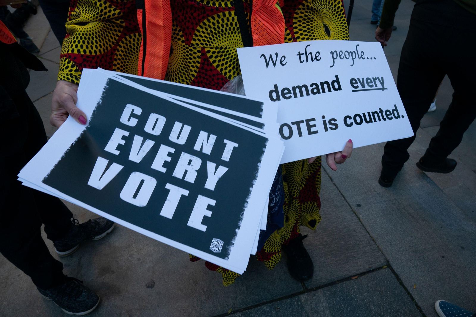 Carteles en Nueva York reclamando que se cuenten todos los votos en las elecciones en Estados Unidos