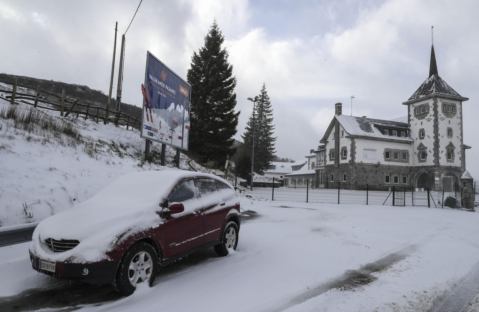 Coches cubiertos de nieve en el puerto de Pajares (Asturias).