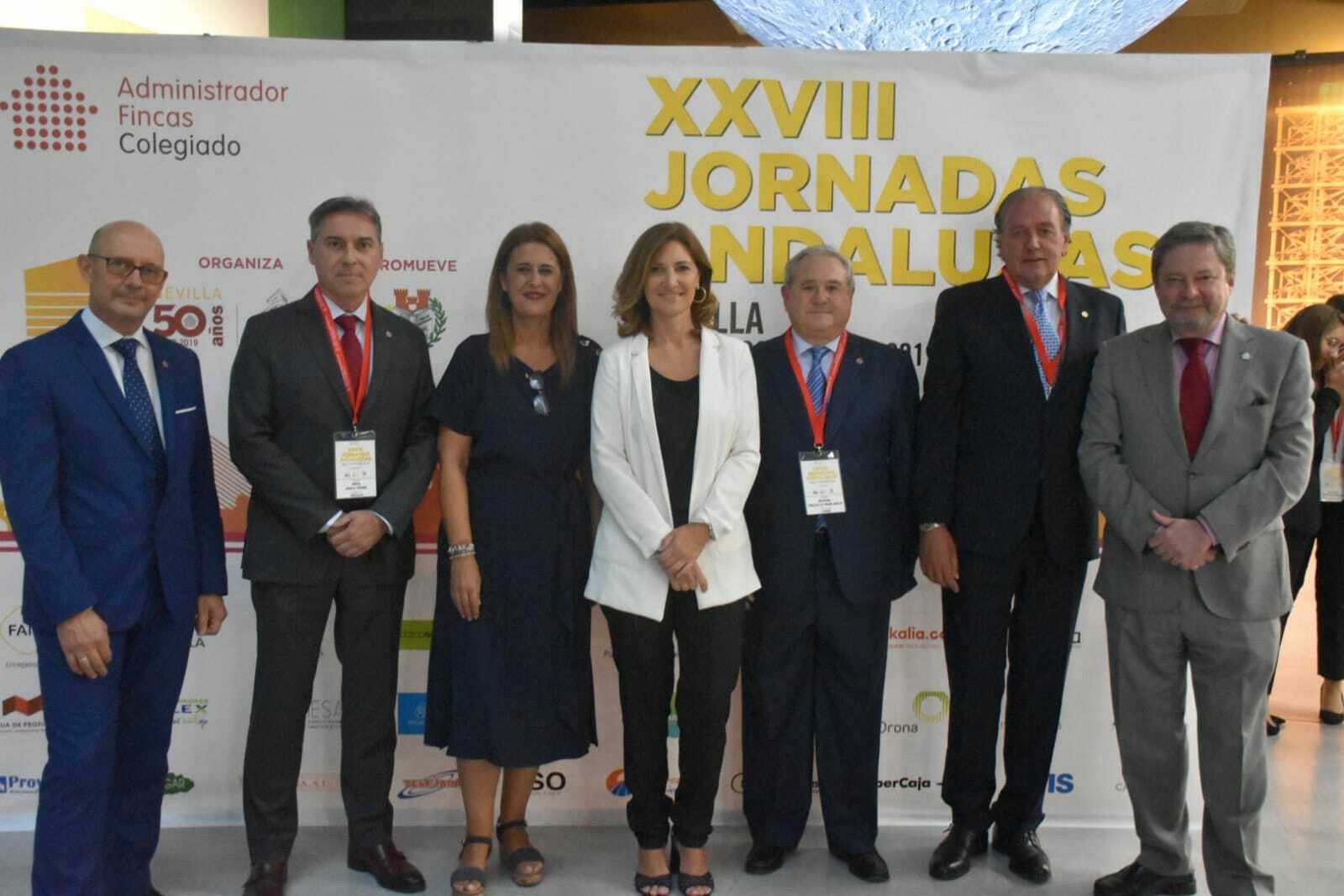 Sonia Gaya y Alicia Martínez con los dirigentes de los administradores de fincas nacional, andaluz y sevillano.