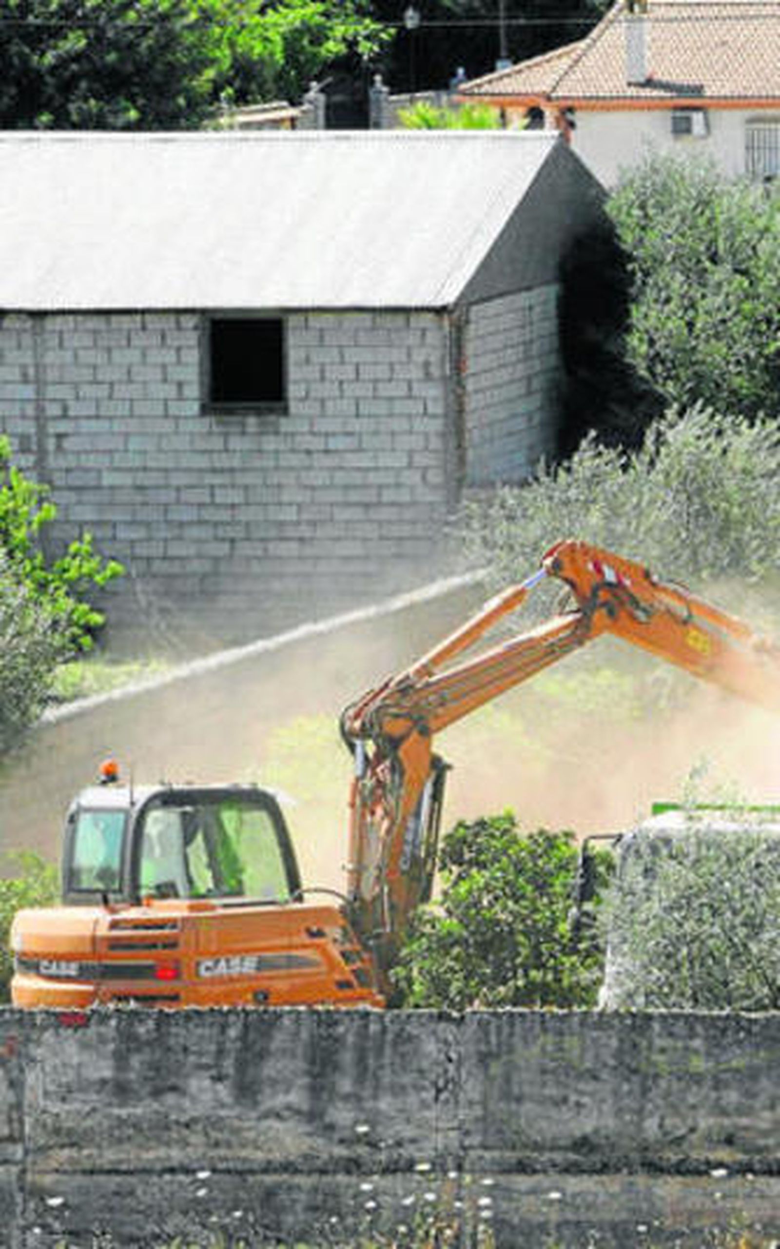 Una excavadora, ayer, en la finca de Las Quemadillas.