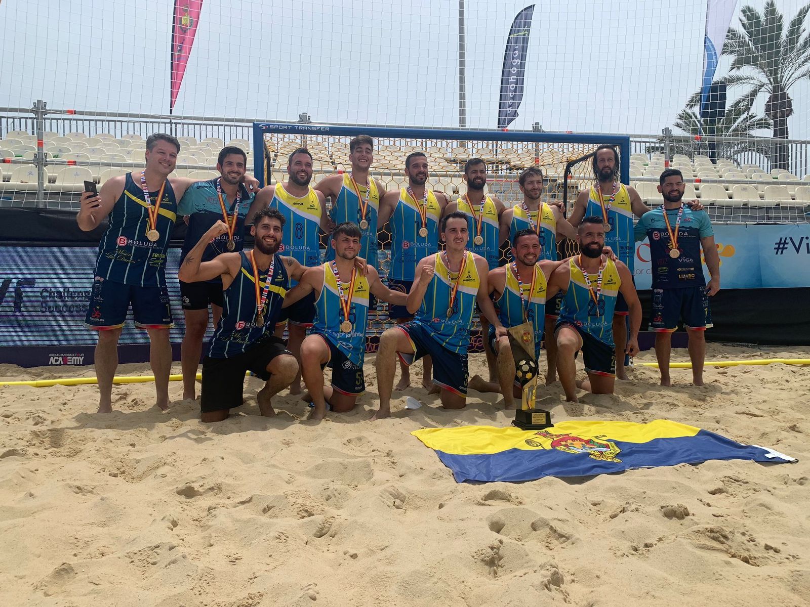 El equipo senior del BMP Algeciras, con su trofeo y sus medallas