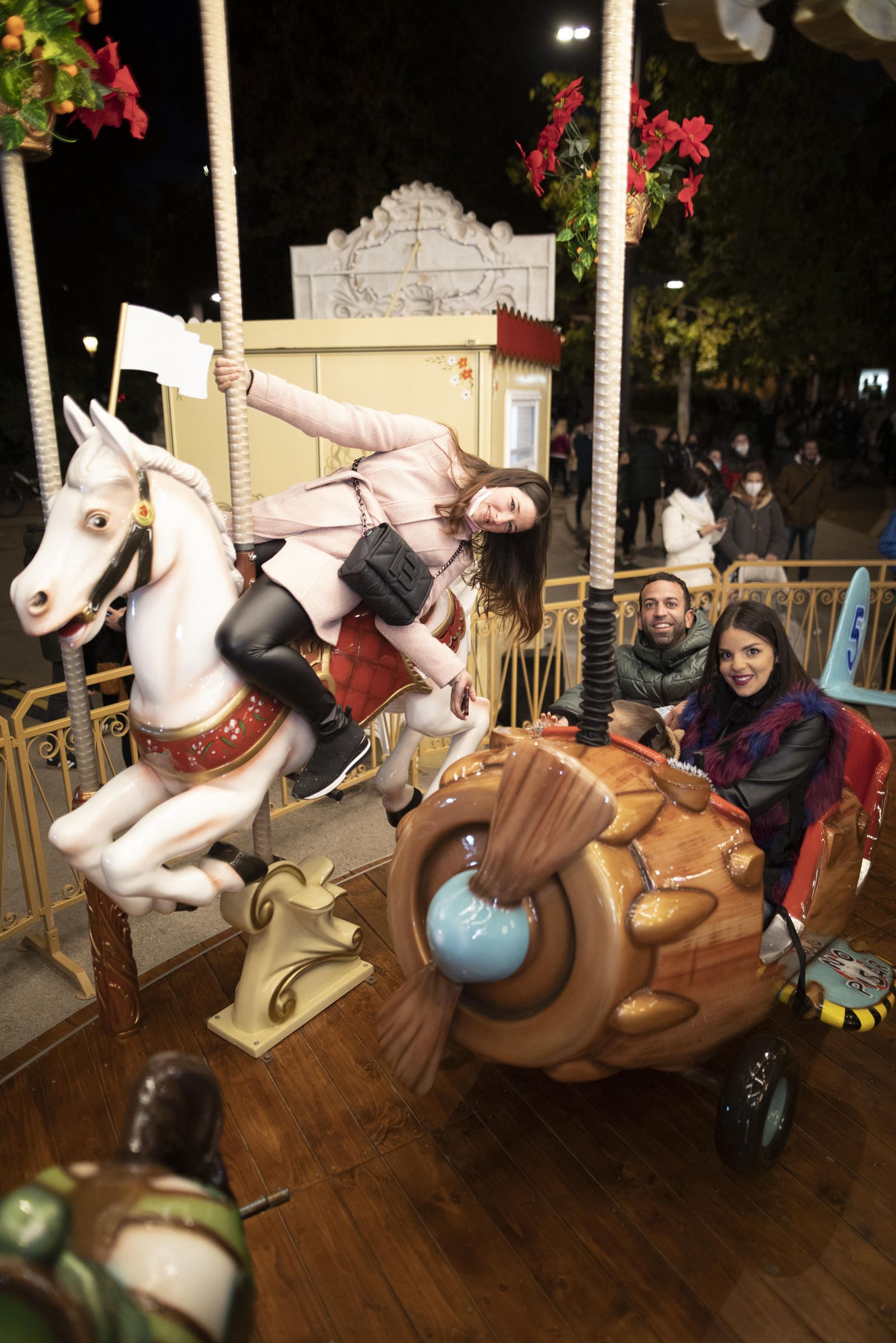 Multitud de visitantes y ambiente navideño en Granada durante el puente, en imágenes