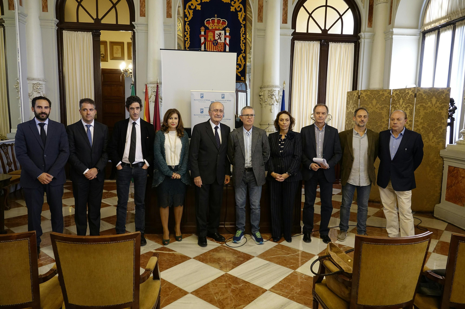 Presentación del Premio Málaga de Novela, con el jurado y el autor, ayer, en el Ayuntamiento.