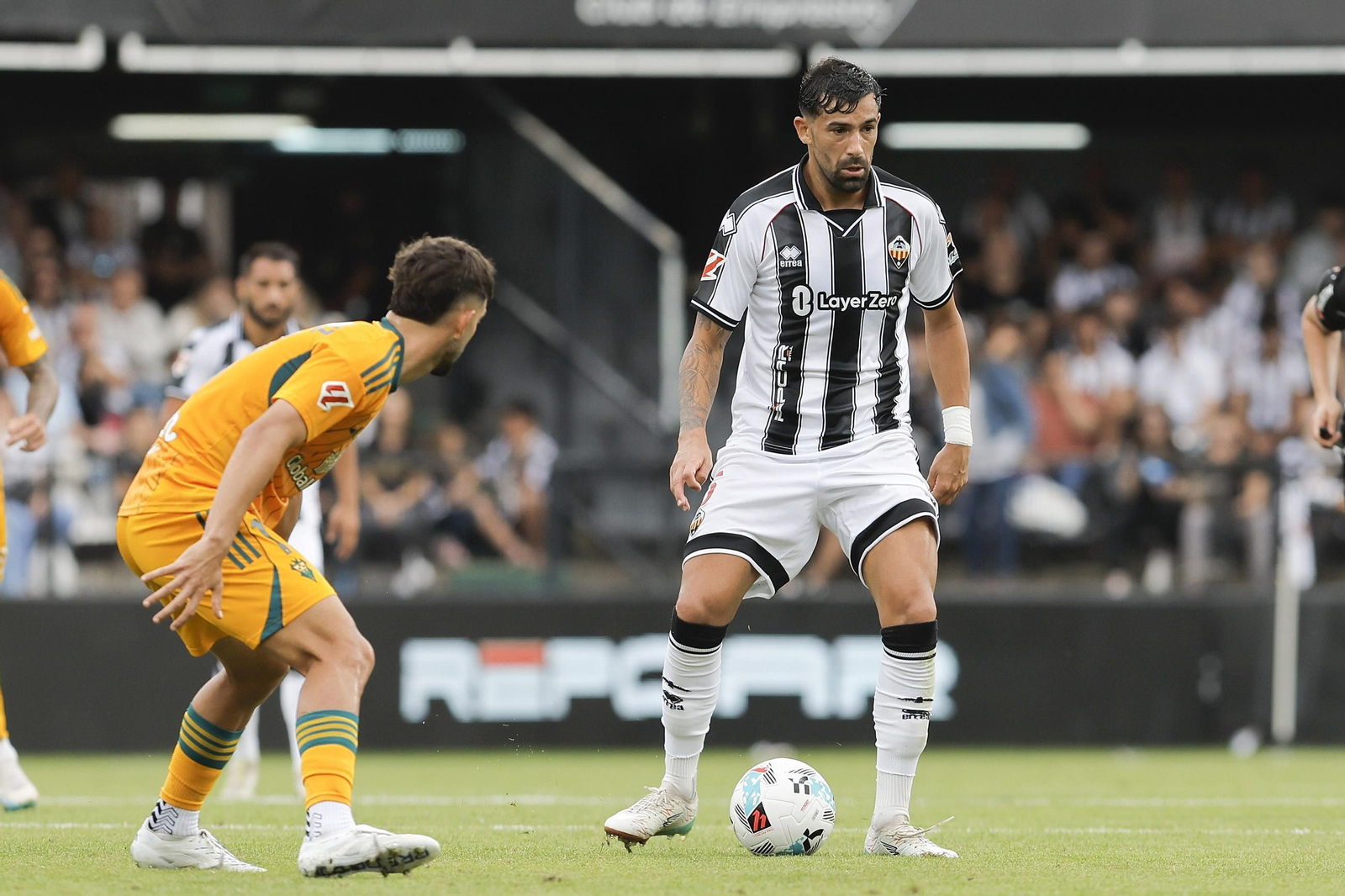 El central Alberto Jiménez, quien se perderá la cita por sanción, durante el choque contra el Albacete.