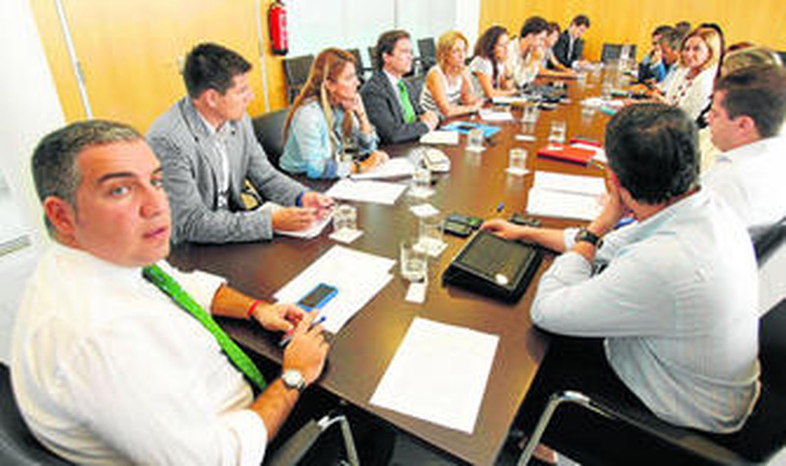 Bendodo, ayer, durante la reunión que mantuvo con los diputados provinciales.
