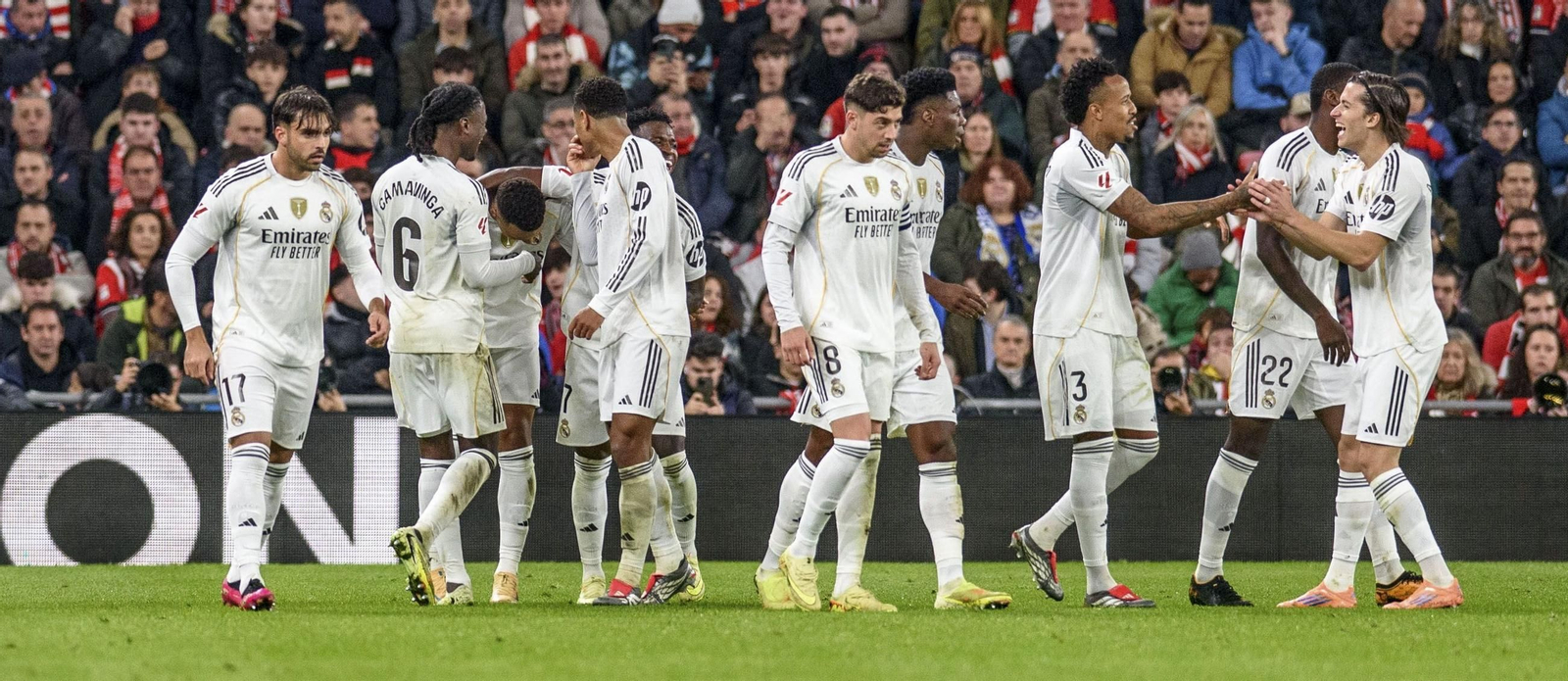 Los jugadores del Real Madrid celebran uno de los goles de Mbappé.