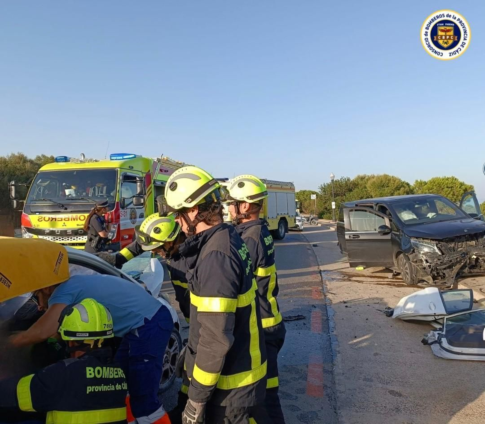 Los bomberos actúan sobre uno de los coches accidentados.