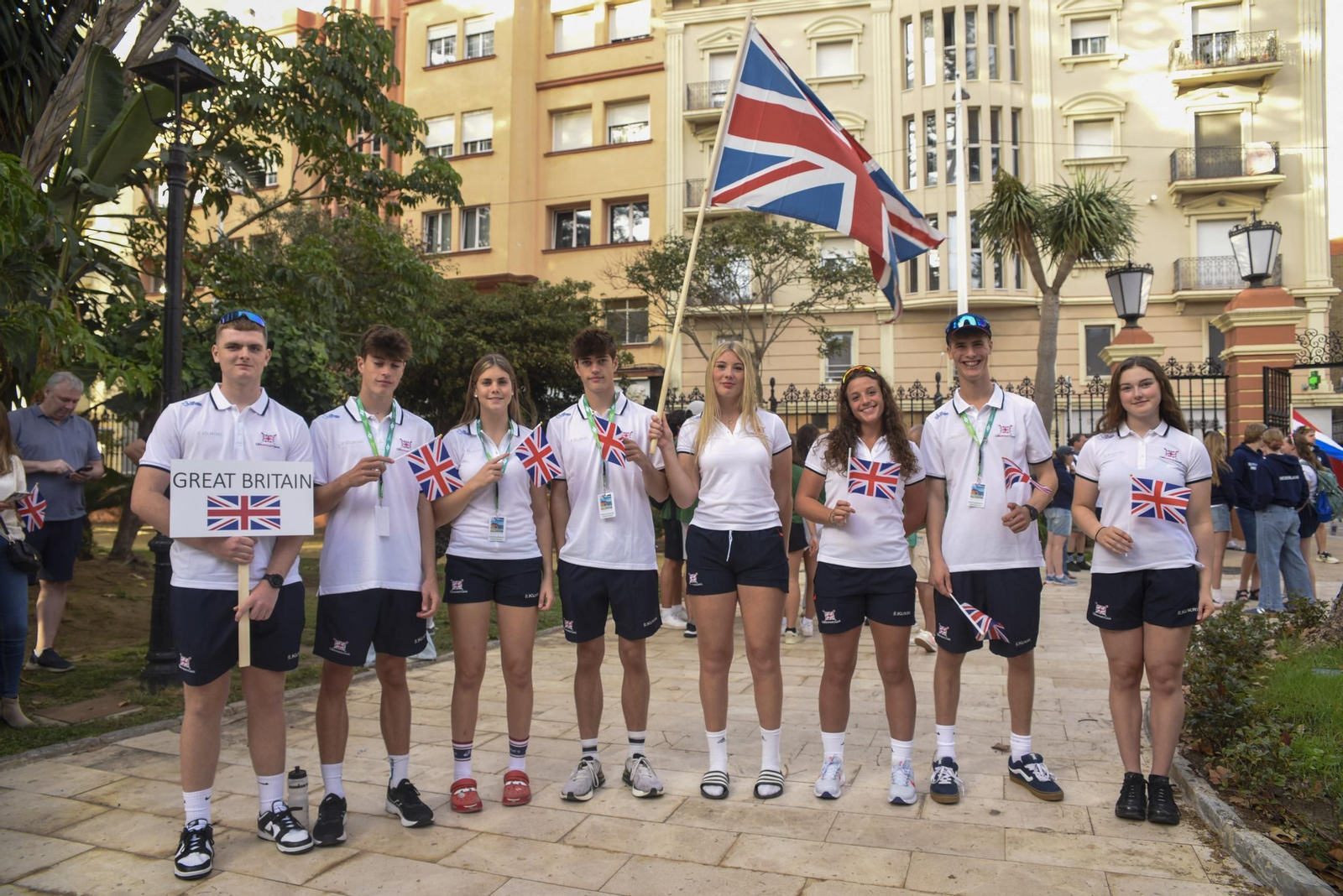 Las fotos del desfile de participantes de la Copa de la Juventud Europea de remo beach sprint de La Línea