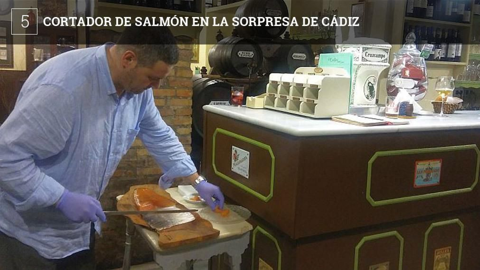 Es como un cortador de jamón ibérico, pero en vez de despachar lonchas del de bellota, despacha finas lonchas de un salmón ahumado bastante especial. El gaditano Mario Villero se coloca cada viernes y sábado junto a la barra de la taberna La Sorpresa de Cádiz, la de la calle Arbolí y allí comienza el espectáculo de ir cortando finísimas lonchas de salmón procedente del norte de Escocia y las Islas Orcadas. Para el ahumado se utiliza madera de roble francés y americano que se ha empleado en la elaboración de vinos en La Rioja alavesa. El ahumado se hace pocas horas antes de servirse el producto. La ración de 150 gramos sale a 18 euros.