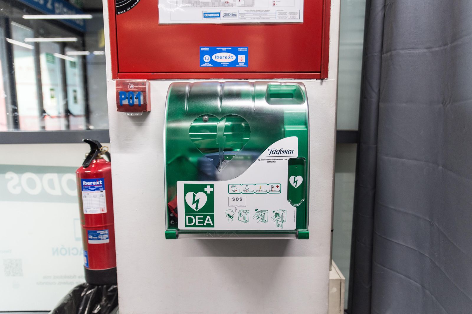 Uno de los desfibriladores instalados por Telefónica en Decathlon.