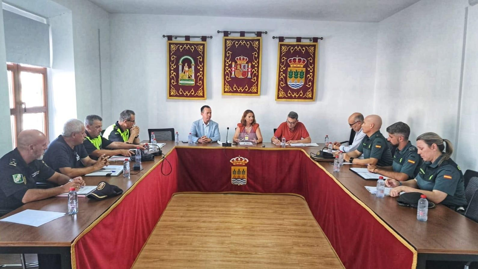 El subdelegado y la alcaldesa albojense durante la reunión con las fuerzas de seguridad.