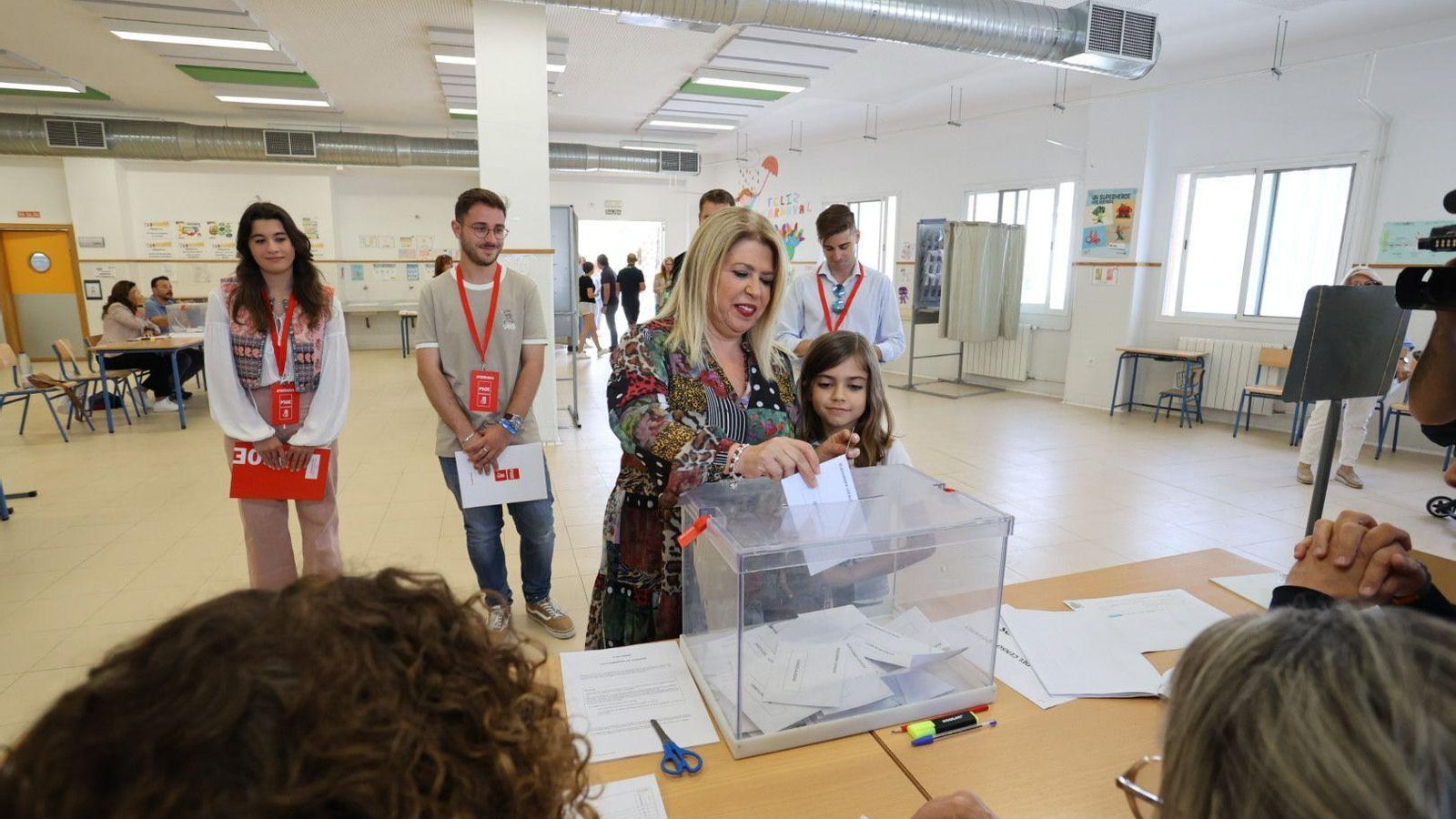 La alcaldesa y candidata del PSOE, Mamen Sánchez, votando en San José Obrero.