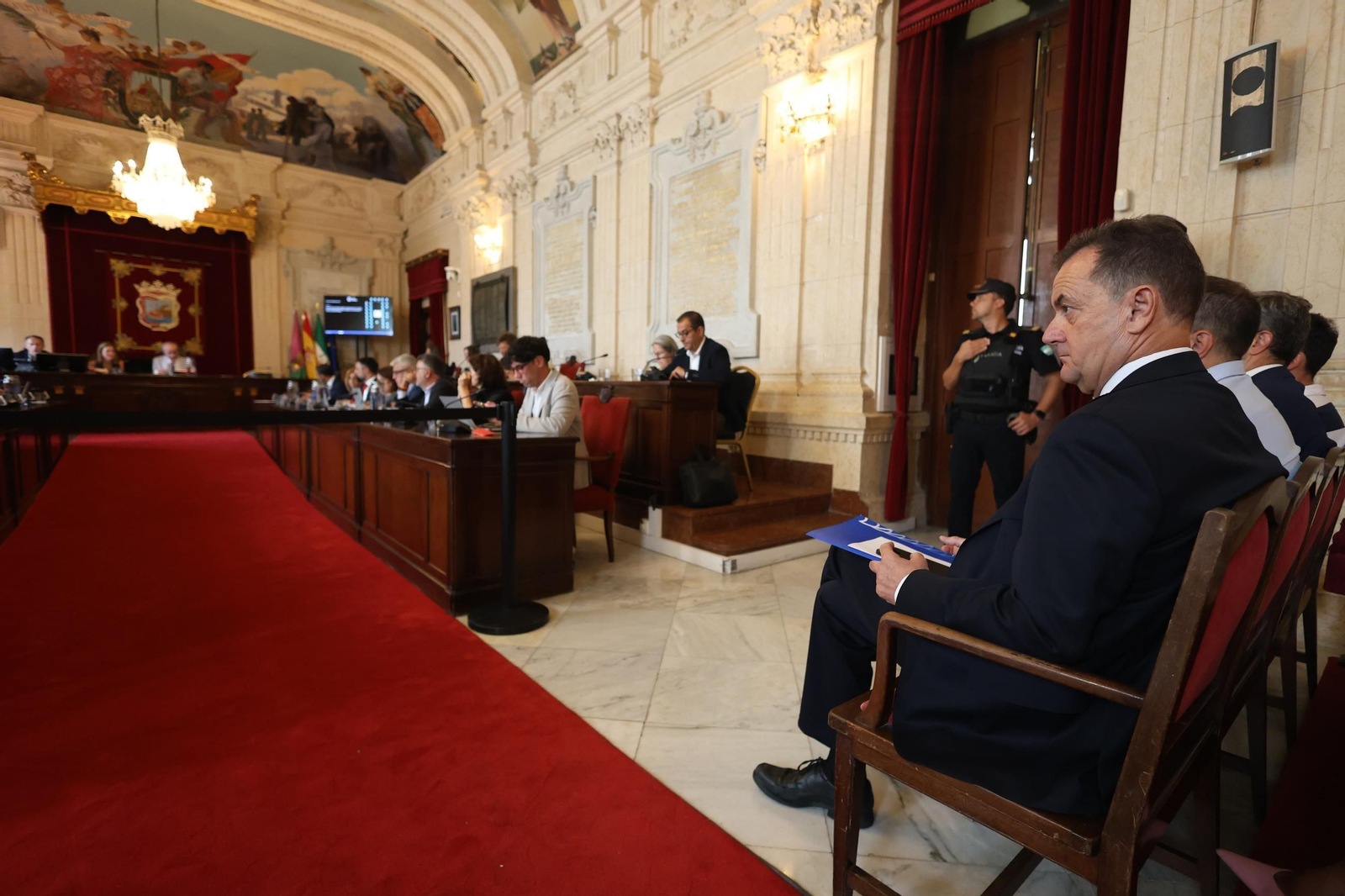 El pleno extraordinario sobre La Rosaleda y la renuncia al Mundial, en fotos