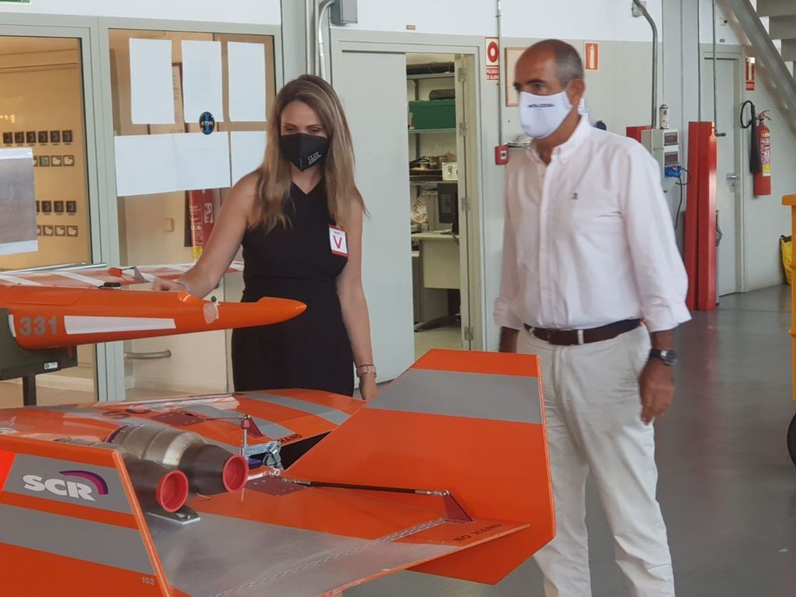 Visita de María Ponce al INTA acompañada por el director del centro, Carlos Maestro Fernández.