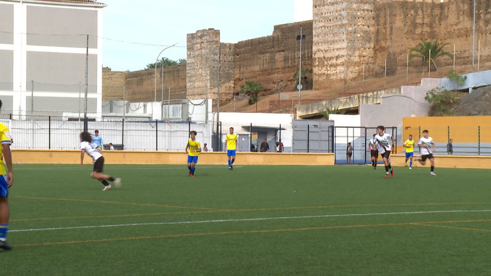 Una captura televisiva del partido entre el Sporting y el Tomares.