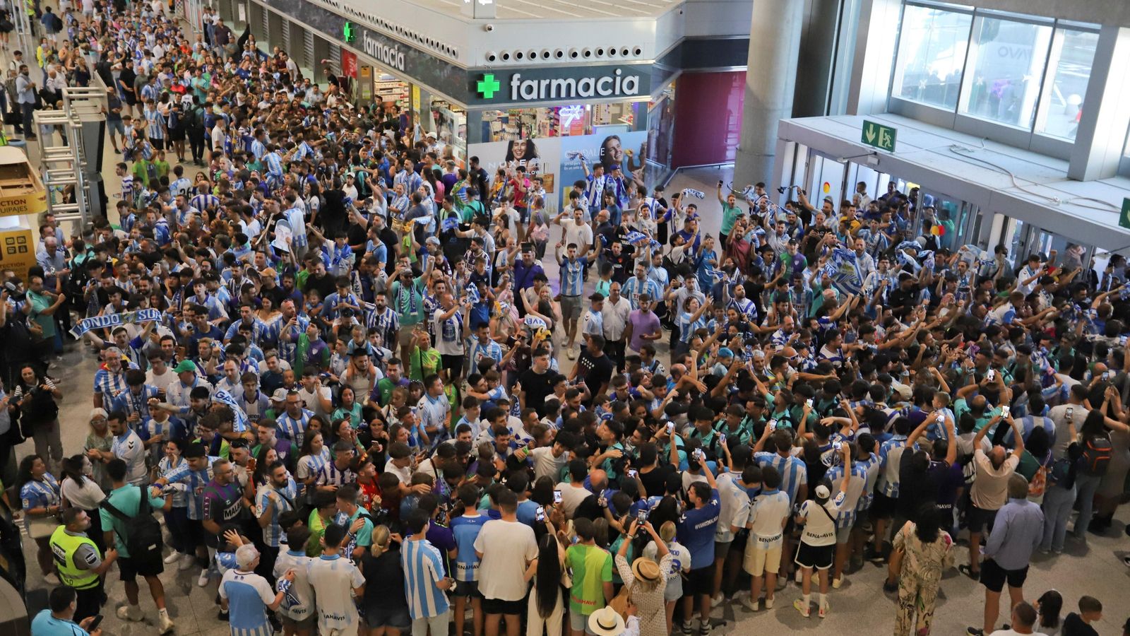 Las fotos de la afición despidiendo al Málaga en el aeropuerto antes de ir a Tarragona