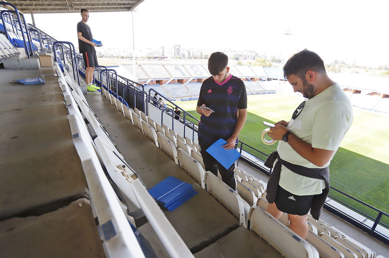 Los aficionados preparan el mosaico del partido del ascenso Recreativo de Huelva-Cacereño